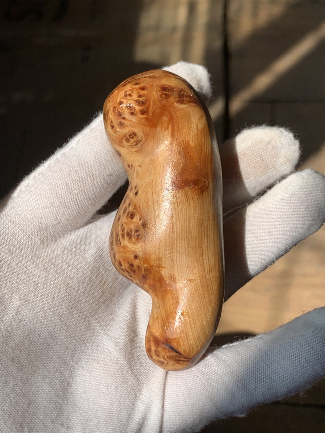 零元拍：崖柏瘤花随型手把件，十年前的存货了，油性极大。