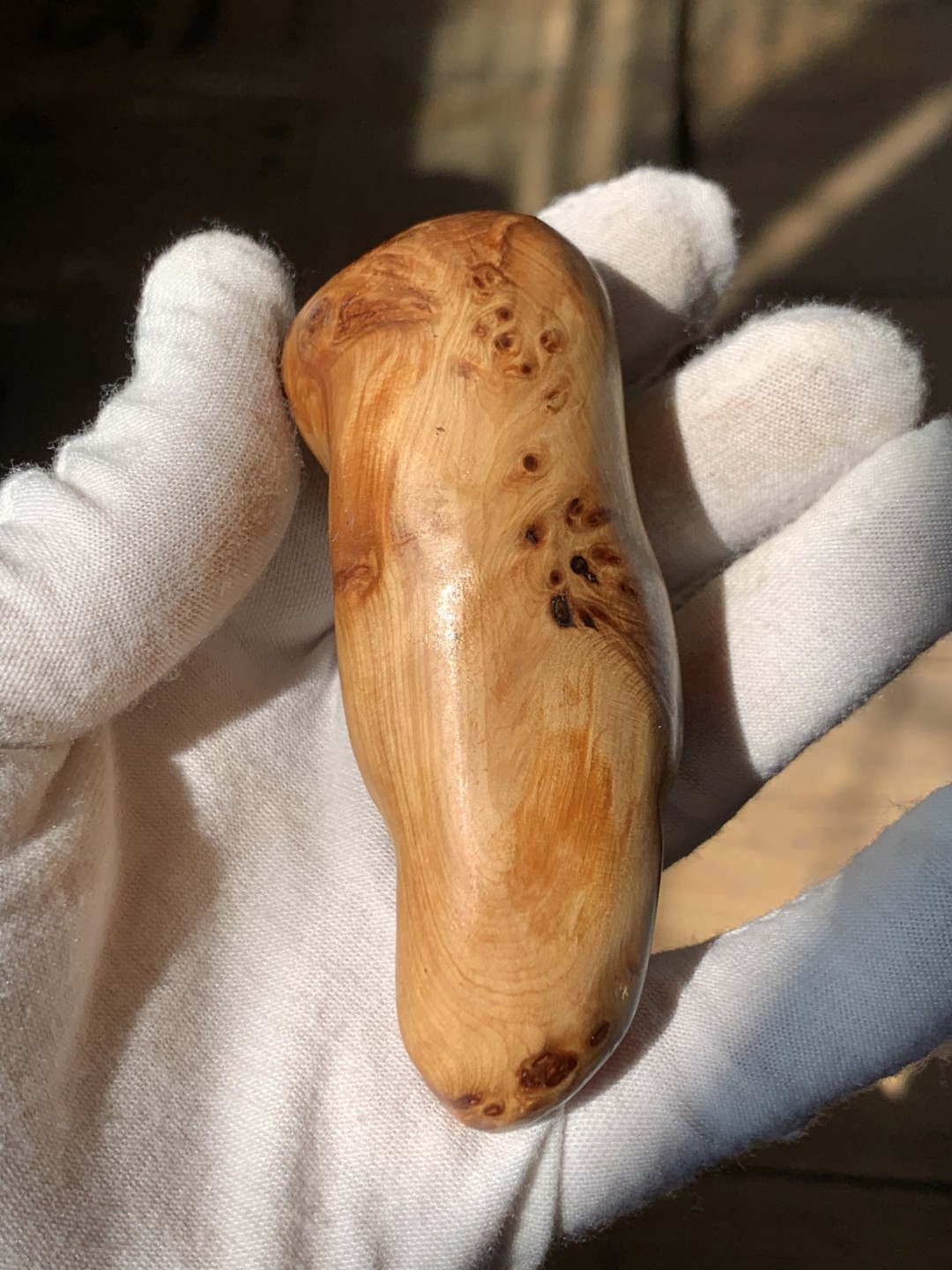 零元拍：崖柏瘤花随型手把件，十年前的存货了，油性极大。