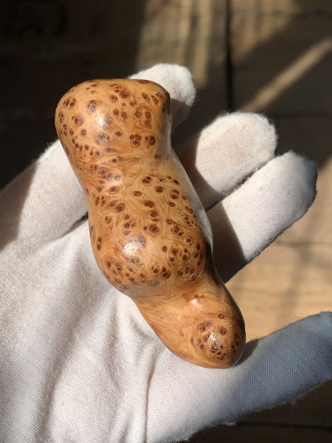 零元拍：崖柏瘤花随型手把件，十年前的存货了，油性极大。