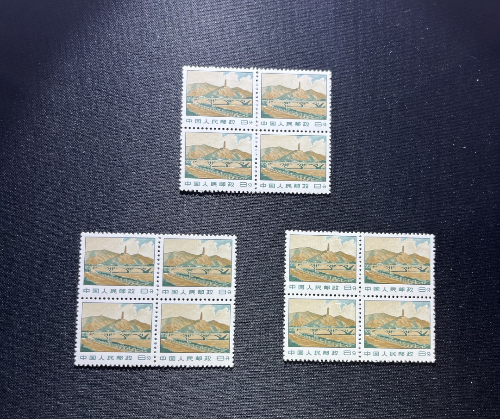 洪涛臻品 精品邮票限时拍卖第十四期 普无号  8分宝塔山新 4方连3组，共12枚，版撕嘎嘎绝，文革期间发行的唯一一套普票，特点非常鲜明，光芒四射非常漂亮，集邮册中不可缺少的一组，文革票人气足，潜力大，目前处于价值洼地，版撕全品可直接评级，版撕小票价格便宜，多多益善，注意捡漏