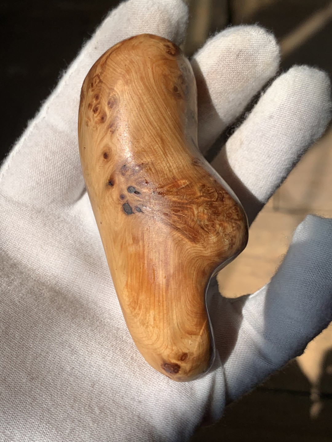 零元拍：崖柏瘤花随型手把件，十年前的存货了，油性极大。