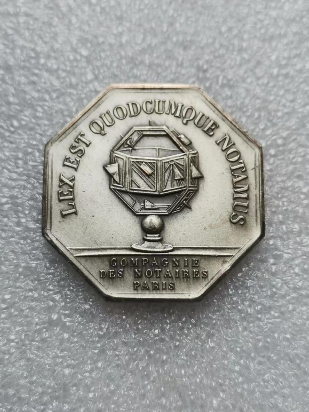 瓶子🏺第55期拍卖会 法国1976年巴黎公证公司JETON铜质八角