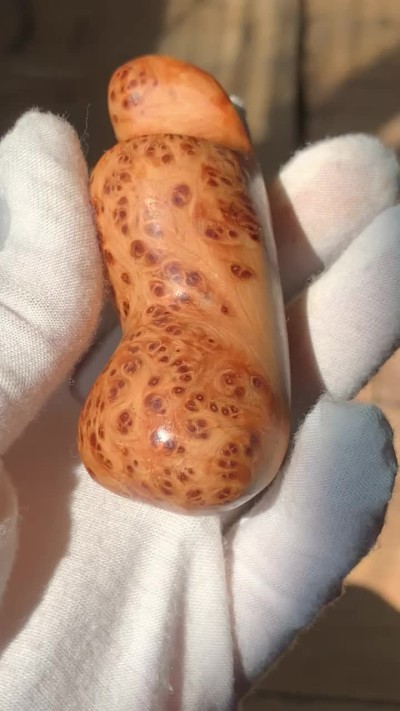 零元拍：崖柏瘤花随型手把件，十年前的存货了，油性极大。