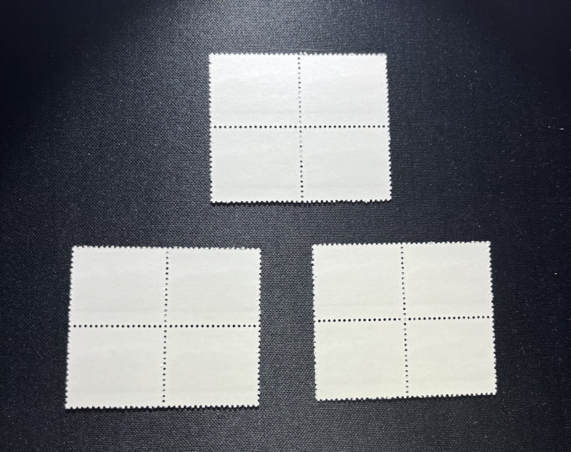 洪涛臻品 精品邮票限时拍卖第十四期 普无号  8分宝塔山新 4方连3组，共12枚，版撕嘎嘎绝，文革期间发行的唯一一套普票，特点非常鲜明，光芒四射非常漂亮，集邮册中不可缺少的一组，文革票人气足，潜力大，目前处于价值洼地，版撕全品可直接评级，版撕小票价格便宜，多多益善，注意捡漏