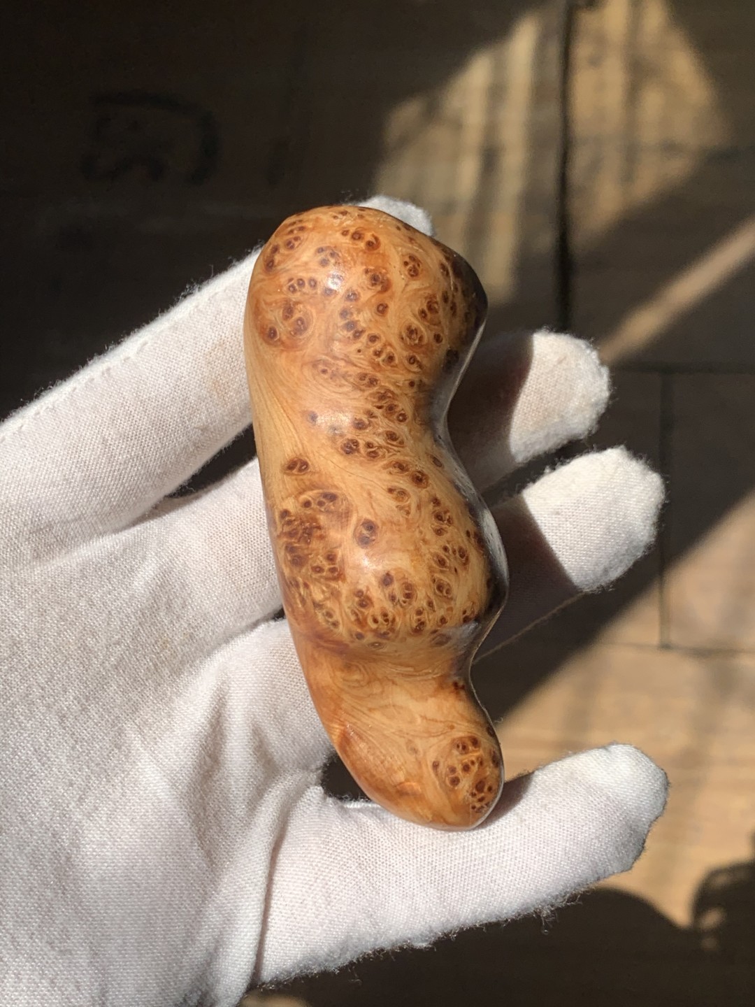 零元拍：崖柏瘤花随型手把件，十年前的存货了，油性极大。
