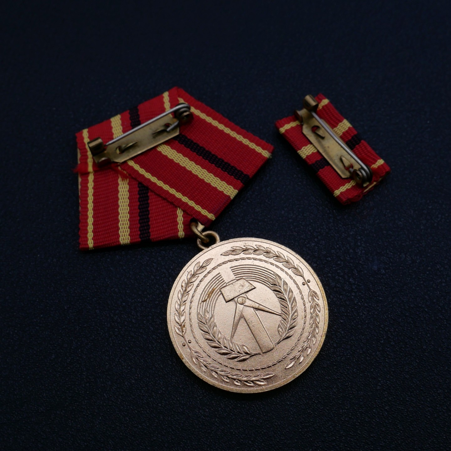勋章奖章交易所9月3日群拍 东德金级工战队功绩奖章