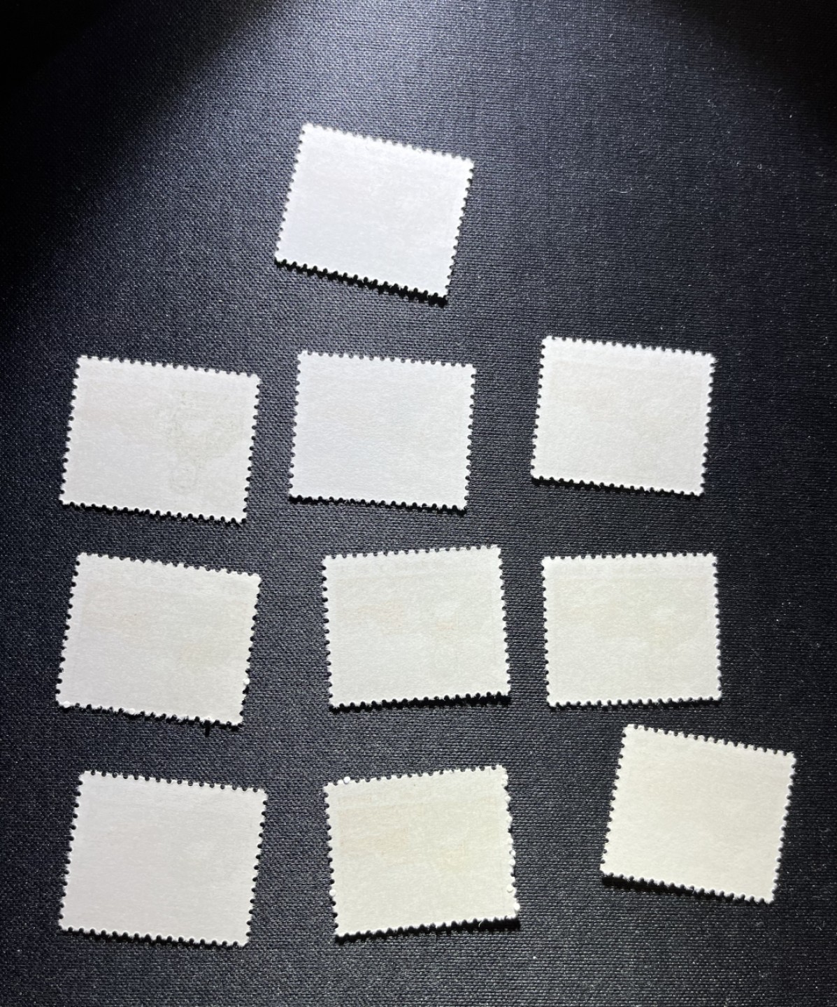 洪涛臻品 精品邮票限时拍卖第十五期 普无号  10分解放军新 10枚一组，版撕嘎嘎绝，文革期间发行的唯一一套普票，特点非常鲜明，光芒四射非常漂亮，集邮册中不可缺少的一组，文革票人气足，潜力大，目前处于价值洼地，版撕全品可直接评级，版撕小票价格便宜，多多益善，注意捡漏