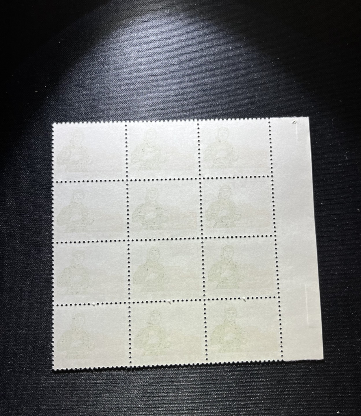 洪涛臻品 精品邮票限时拍卖第十四期 普无号  10分解放军新  左边纸12方连一组，大票面更漂亮，版撕嘎嘎绝，三俗稀缺，文革期间发行的唯一一套普票，特点非常鲜明，光芒四射，集邮册中不可缺少的一组，文革票人气足，潜力大，目前处于价值洼地，版撕精品小票多多益善，全品可评级，注意捡漏