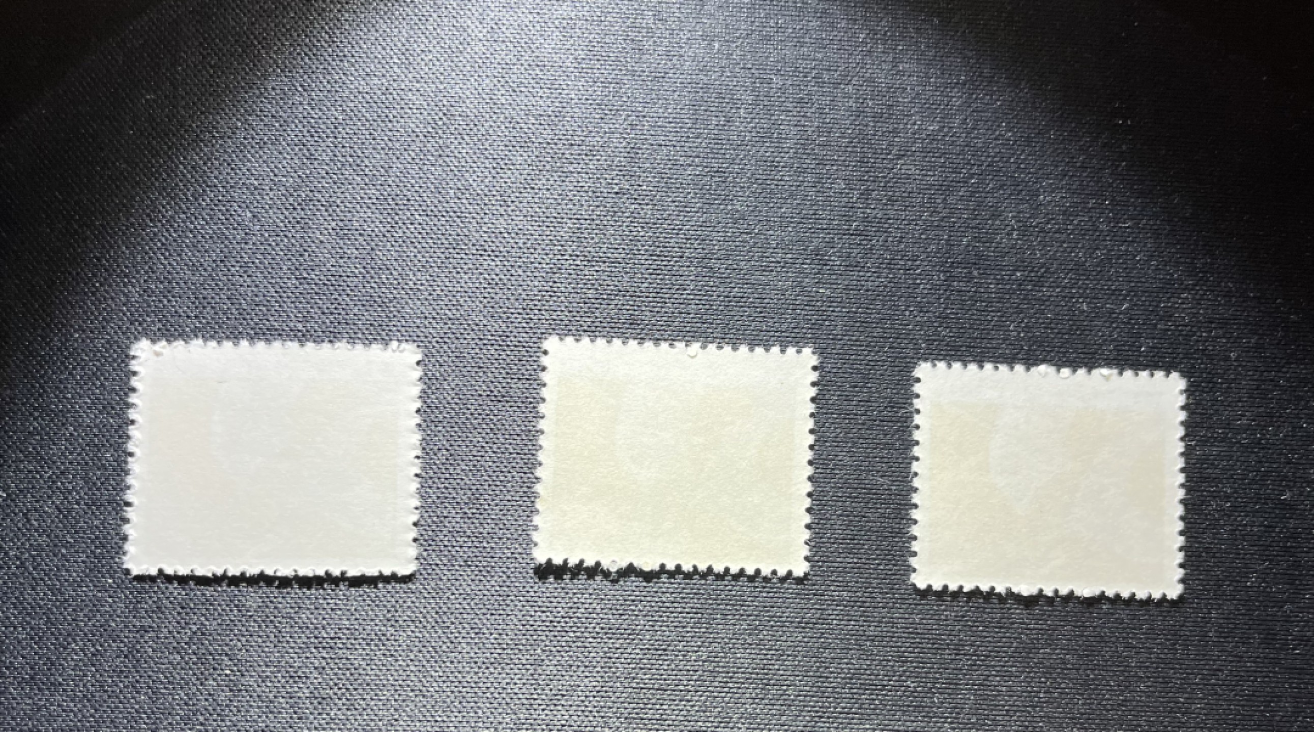 洪涛臻品 精品邮票限时拍卖第十五期 普无号  1元炼钢新 3枚 一组，次筋票，版撕嘎嘎绝，文革期间发行的唯一一套普票，特点非常鲜明，红色票面经典图案非常漂亮，集邮册中不可缺少的一组，文革票人气足，潜力大，目前处于价值洼地，版撕全品可直接评级，版撕小票价格便宜，多多益善，注意捡漏