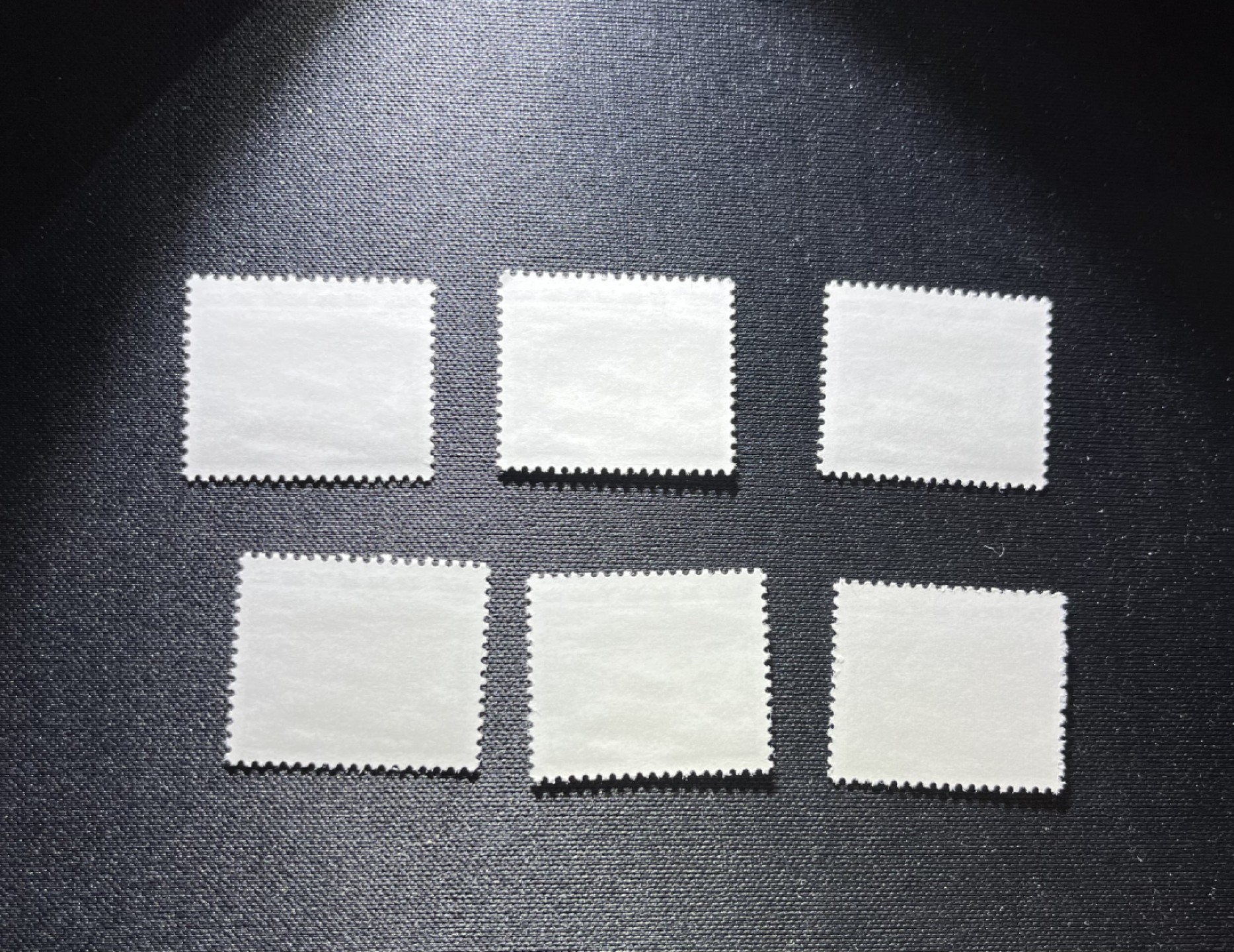 洪涛臻品 精品邮票限时拍卖第十五期 普无号  50分枣园新 6枚一组，版撕嘎嘎绝，文革期间发行的唯一一套普票，特点非常鲜明，翠绿色票面非常漂亮，集邮册中不可缺少的一组，文革票人气足，潜力大，目前处于价值洼地，版撕全品可直接评级，版撕小票价格便宜，多多益善，注意捡漏