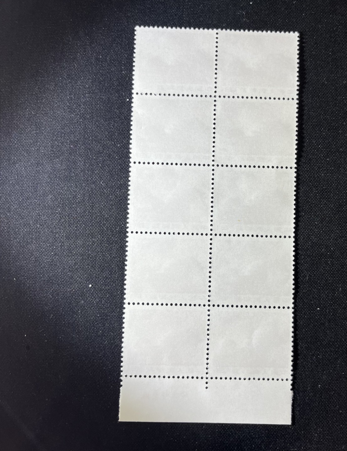 洪涛臻品 精品邮票限时拍卖第十五期 普无号  8分天安门红太阳，10方连 下厂名收藏级品相一组，三俗稀缺，版撕嘎嘎绝，红色图案非常漂亮，正红背白，集邮册中必不可少的一组，版撕精品小票，多多益善，价值洼地，全品可评级