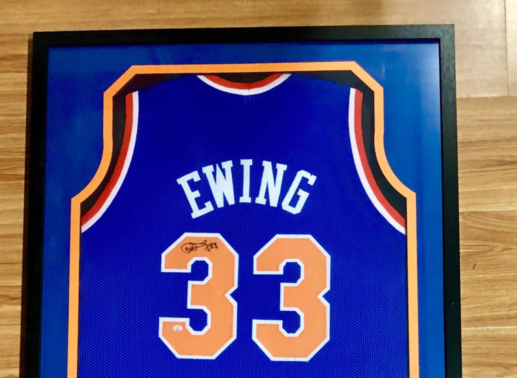 零元拍：赤木原型，NBA75大“大猩猩”帕特里克 尤因亲笔签字球衣 已做精美裱框 