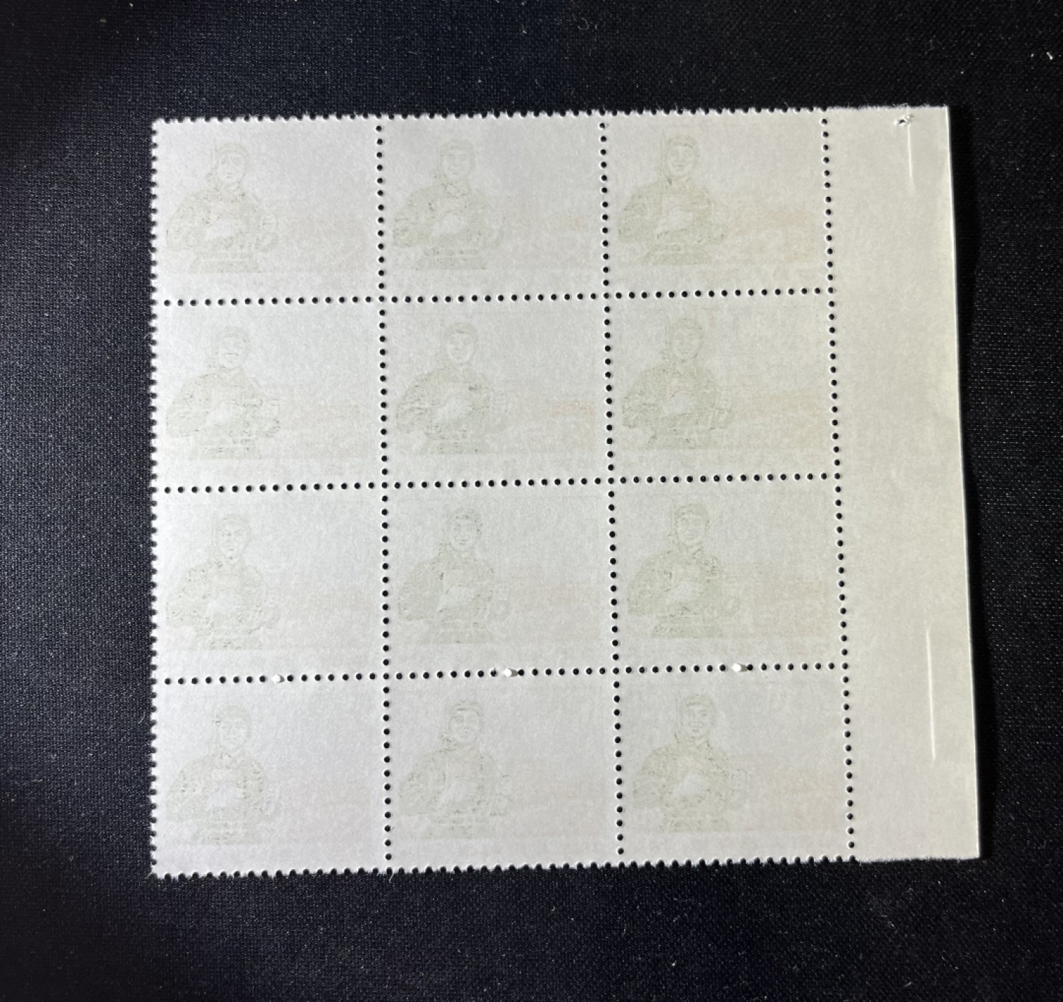 洪涛臻品 精品邮票限时拍卖第十四期 普无号  10分解放军新  左边纸12方连一组，大票面更漂亮，版撕嘎嘎绝，三俗稀缺，文革期间发行的唯一一套普票，特点非常鲜明，光芒四射，集邮册中不可缺少的一组，文革票人气足，潜力大，目前处于价值洼地，版撕精品小票多多益善，全品可评级，注意捡漏
