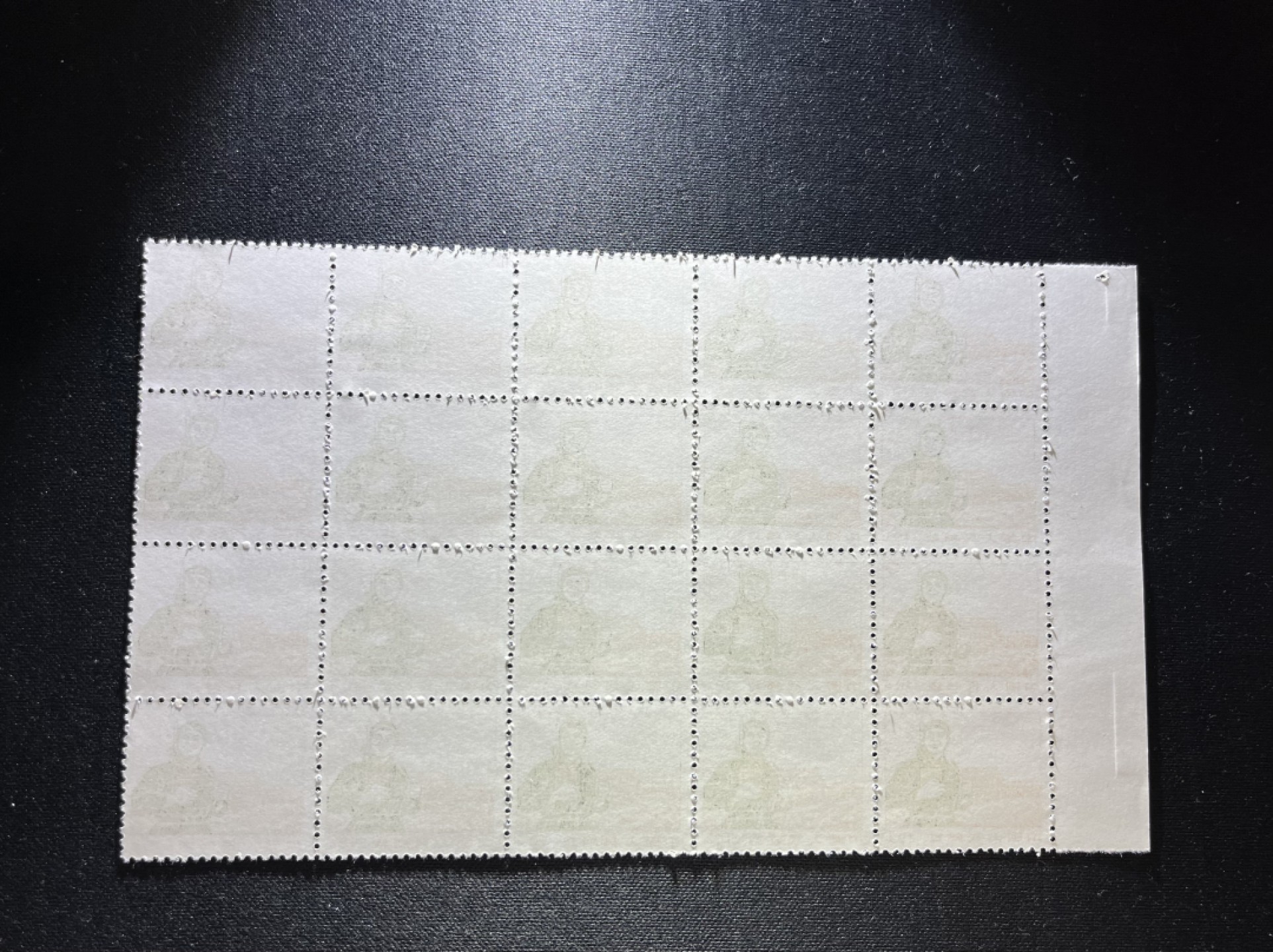 洪涛臻品 精品邮票限时拍卖第十五期 普无号  10分解放军新  左边纸20方连一组，大票面更漂亮，版撕嘎嘎绝，三俗稀缺，文革期间发行的唯一一套普票，特点非常鲜明，光芒四射，集邮册中不可缺少的一组，文革票人气足，潜力大，目前处于价值洼地，版撕精品小票多多益善，全品可评级，注意捡漏