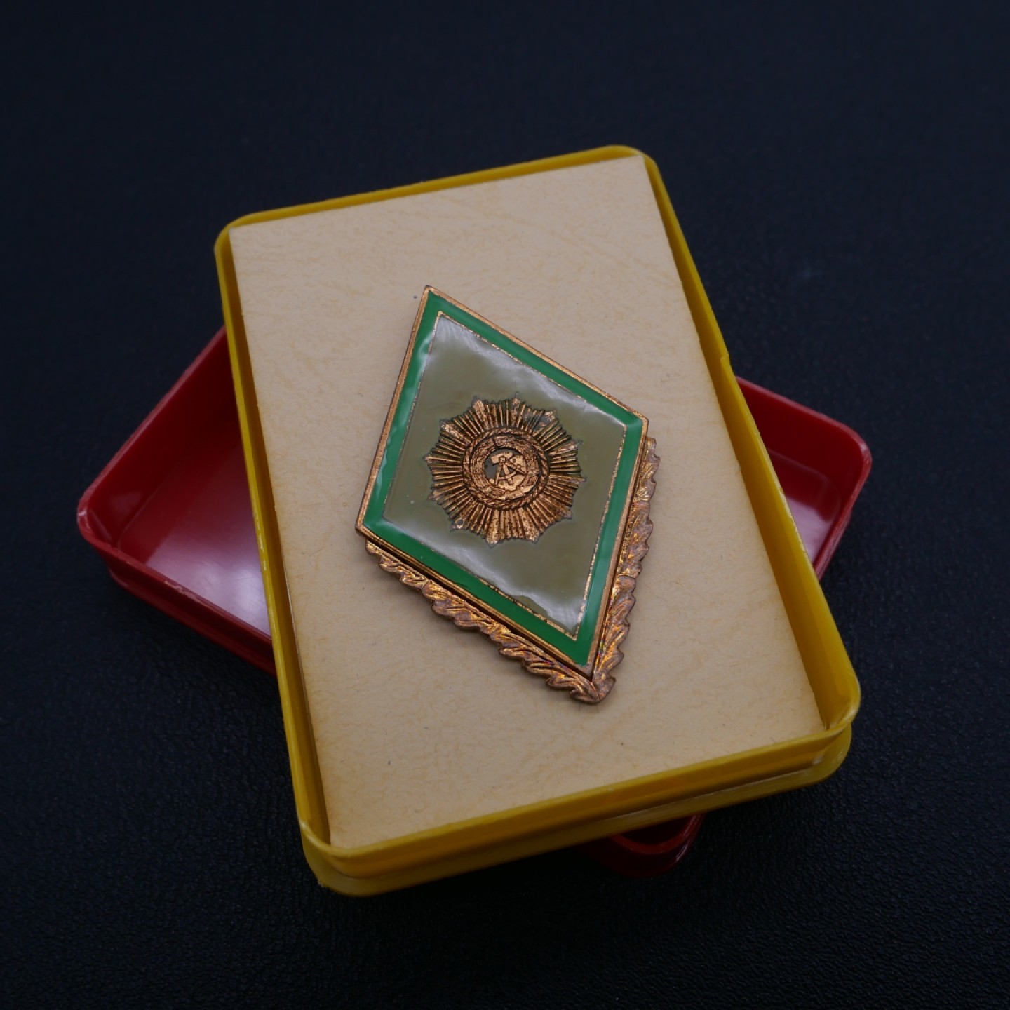 勋章奖章交易所9月3日群拍 东德优秀警察证章