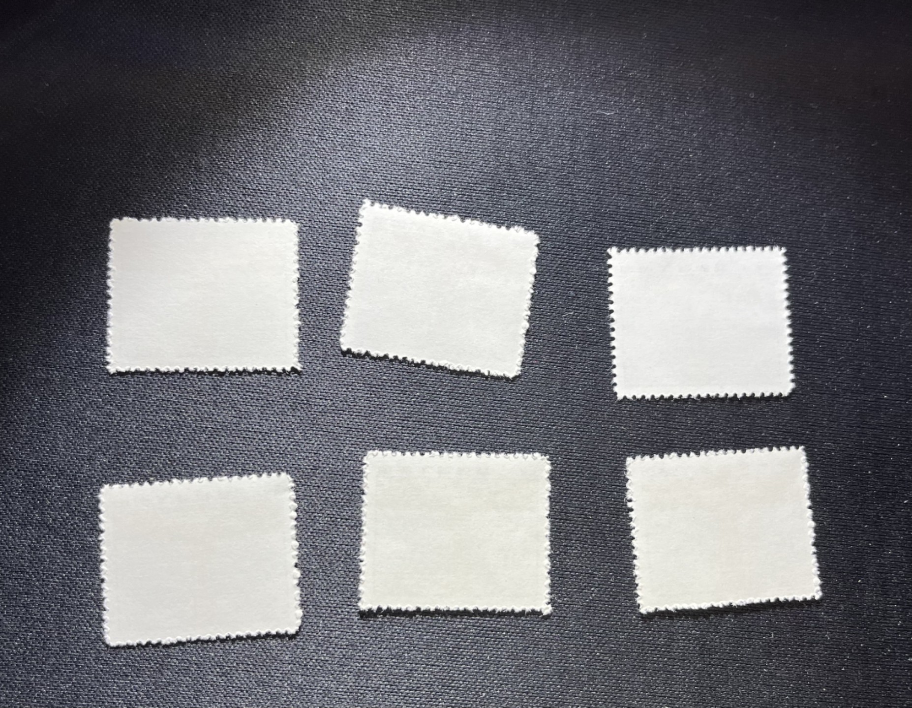 洪涛臻品 精品邮票限时拍卖第十五期 普无号  8分纪念碑新 6枚一组，版撕嘎嘎绝，文革期间发行的唯一一套普票，特点非常鲜明，经典题材非常漂亮，集邮册中不可缺少的一组，文革票人气足，潜力大，目前处于价值洼地，版撕全品可直接评级，版撕小票价格便宜，多多益善，注意捡漏