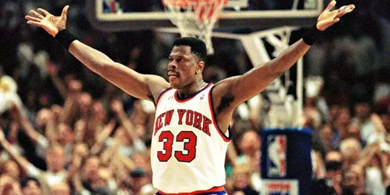 零元拍：赤木原型，NBA75大“大猩猩”帕特里克 尤因亲笔签字球衣 已做精美裱框 