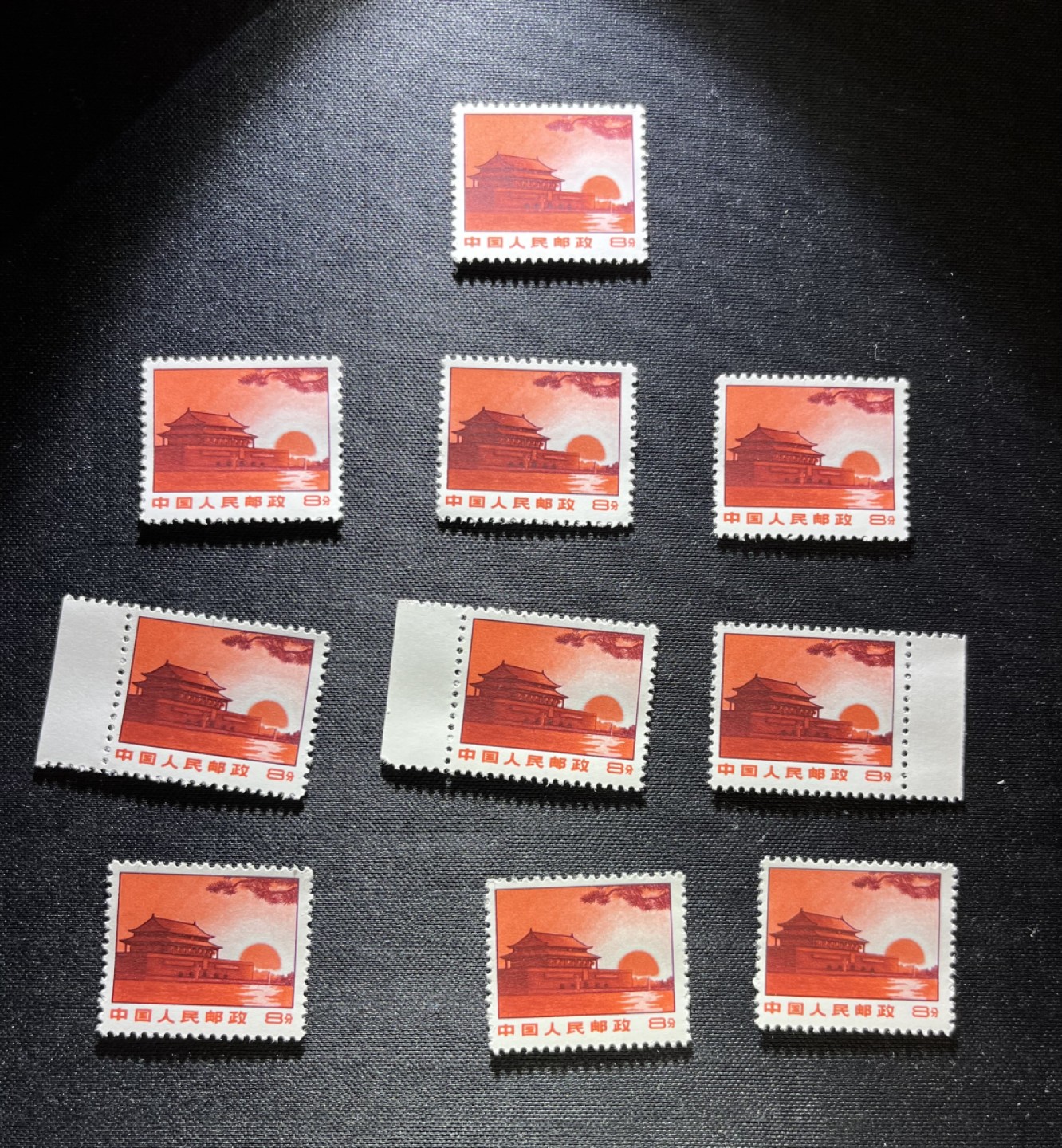 洪涛臻品 精品邮票限时拍卖第十五期 普无号  8分天安门红太阳新 10枚一组，版撕嘎嘎绝，文革期间发行的唯一一套普票，特点非常鲜明，红色票面非常漂亮，集邮册中不可缺少的一组，文革票人气足，潜力大，目前处于价值洼地，版撕全品可直接评级，版撕小票价格便宜，多多益善，注意捡漏