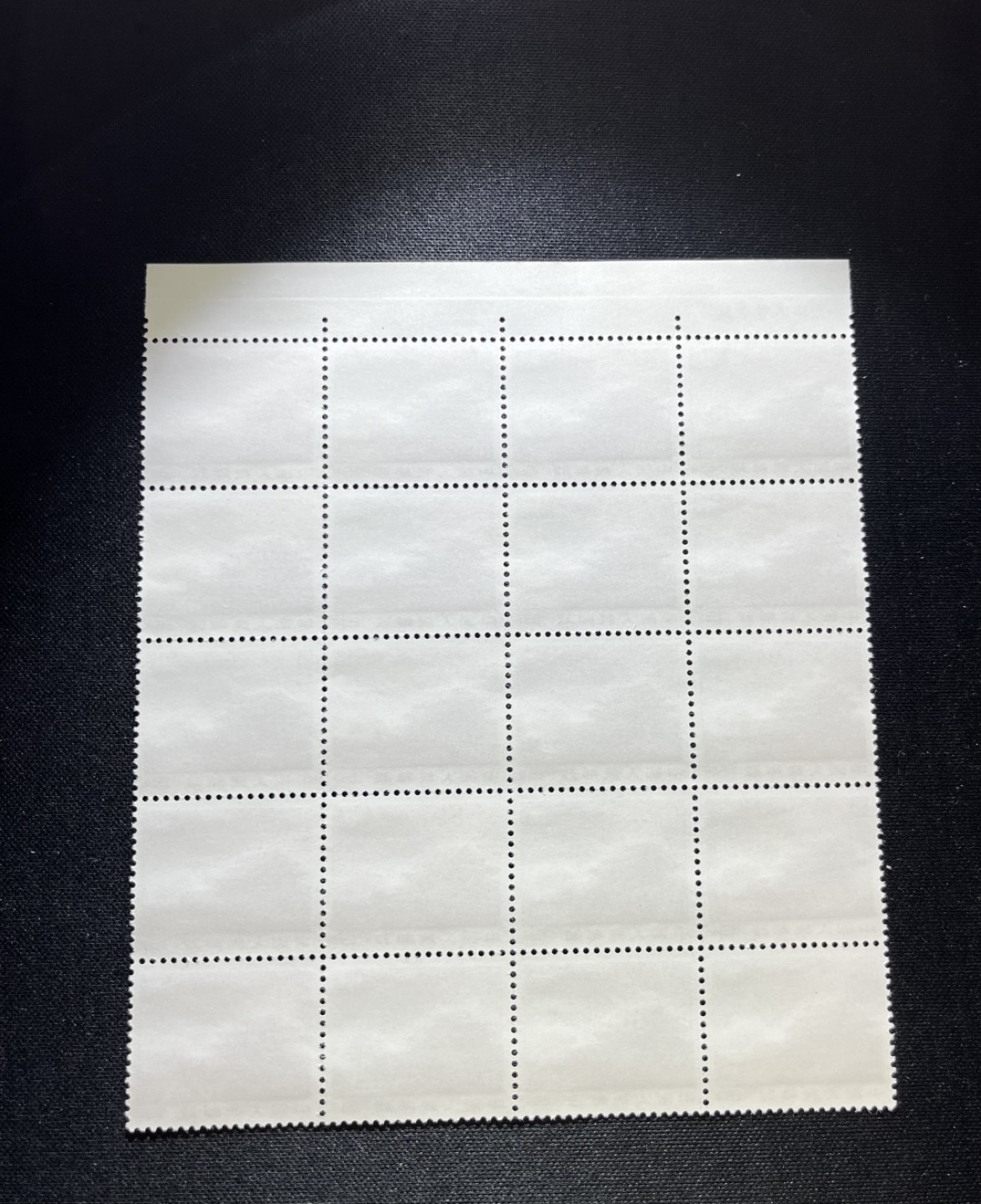 洪涛臻品 精品邮票限时拍卖第十四期 普无号  8分天安门红太阳，20方连上厂名，左右双数字，三俗稀缺，收藏级品相一组，大票面更漂亮，版撕嘎嘎绝，红色图案非常漂亮，正红背白，集邮册中必不可少的一组，价值洼地，版撕精品小票，多多益善，全品可评级