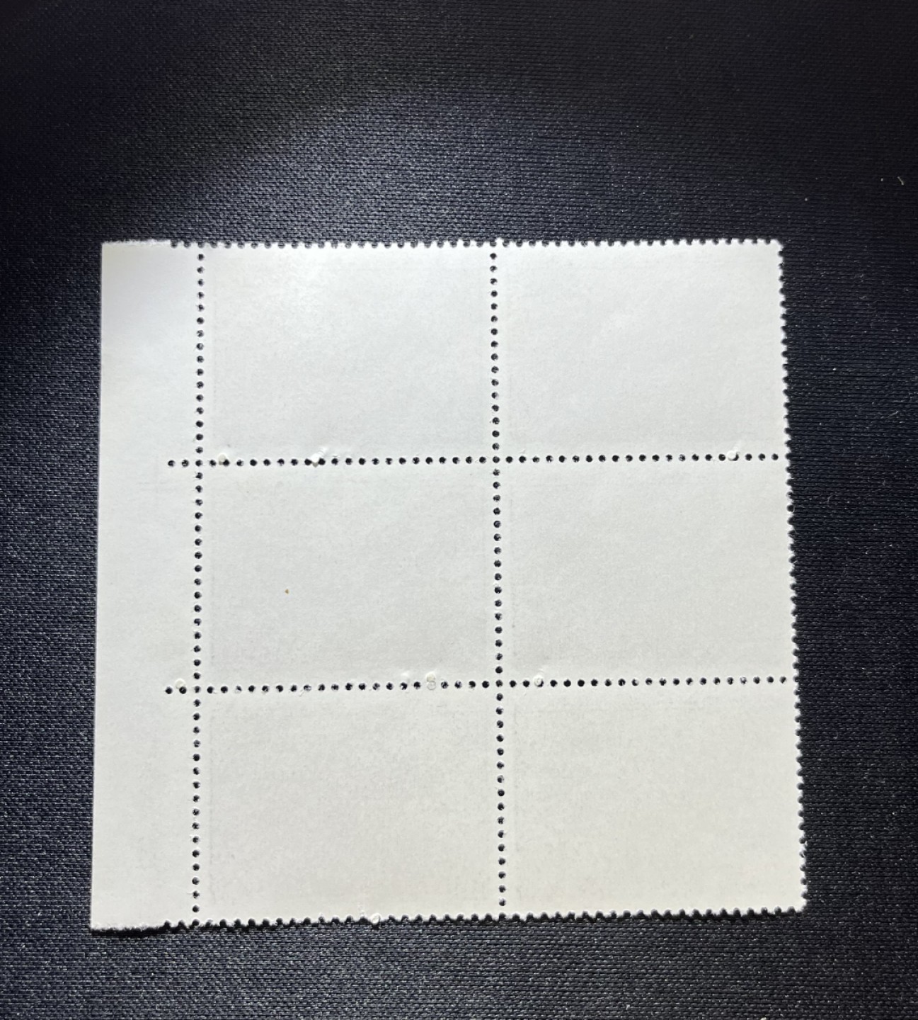 洪涛臻品 精品邮票限时拍卖第十四期 编号N11  22分巴黎公社新，厂名六方连一组，三俗稀缺，拍照光线不好，无任何发黄，编号精品，普通全品好买，版撕全品不好碰，齿孔新，版撕精品小票，多多益善，全品可评级，注意捡漏