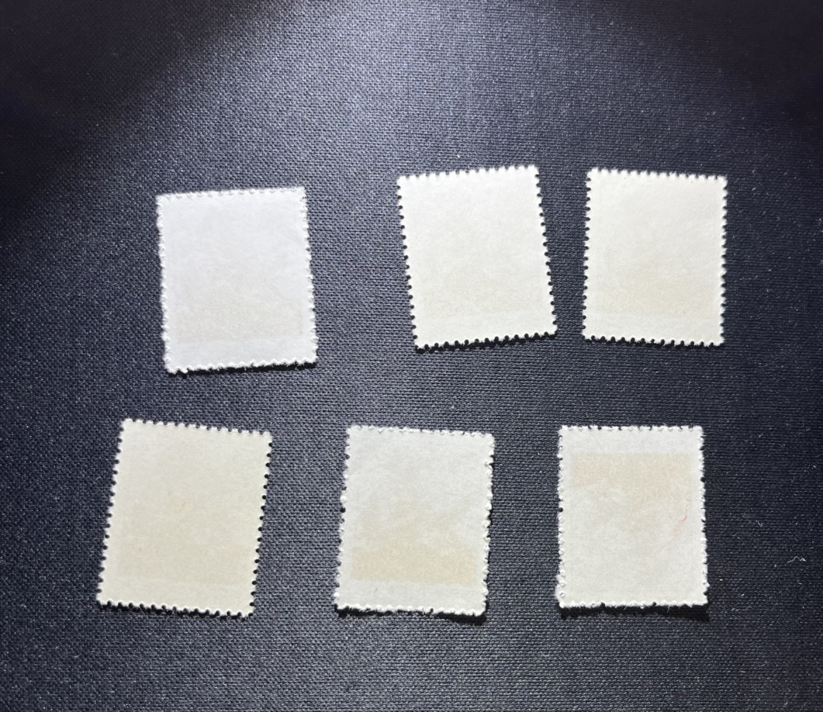 洪涛臻品 精品邮票限时拍卖第十五期 普无号  5分女拖拉机手新 6枚一组，版撕嘎嘎绝，文革期间发行的唯一一套普票，特点非常鲜明，非常漂亮，集邮册中不可缺少的一组，文革票人气足，潜力大，目前处于价值洼地，版撕全品可直接评级，版撕小票价格便宜，多多益善，注意捡漏