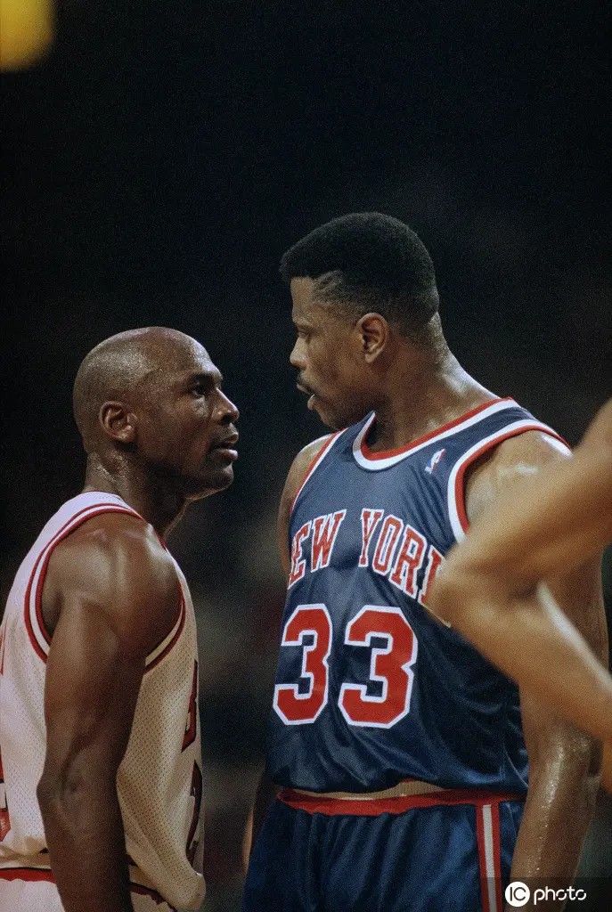 零元拍：赤木原型，NBA75大“大猩猩”帕特里克 尤因亲笔签字球衣 已做精美裱框 