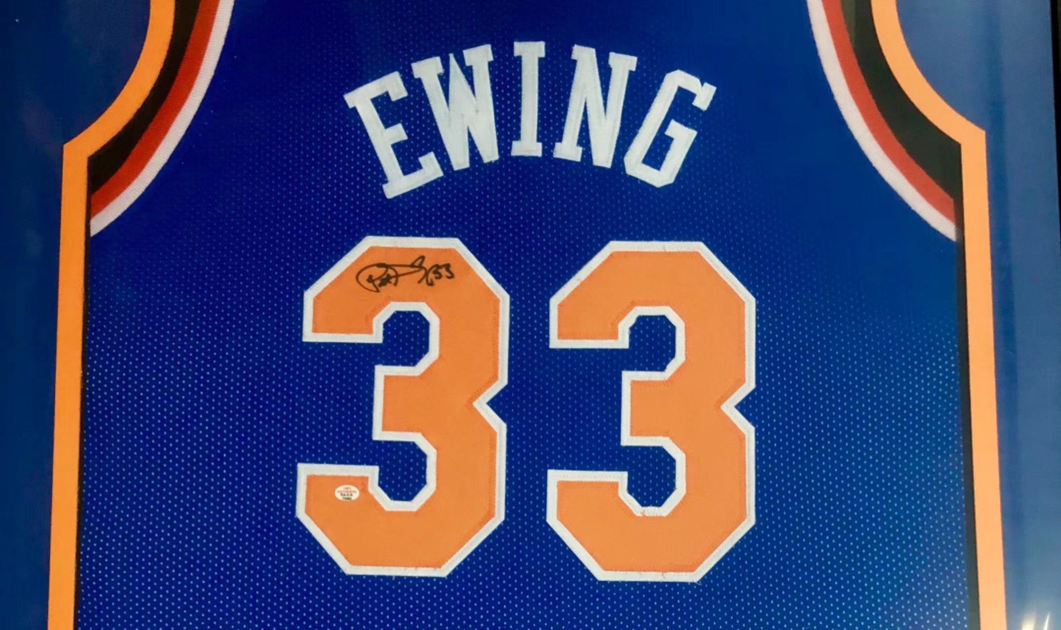 零元拍：赤木原型，NBA75大“大猩猩”帕特里克 尤因亲笔签字球衣 已做精美裱框 