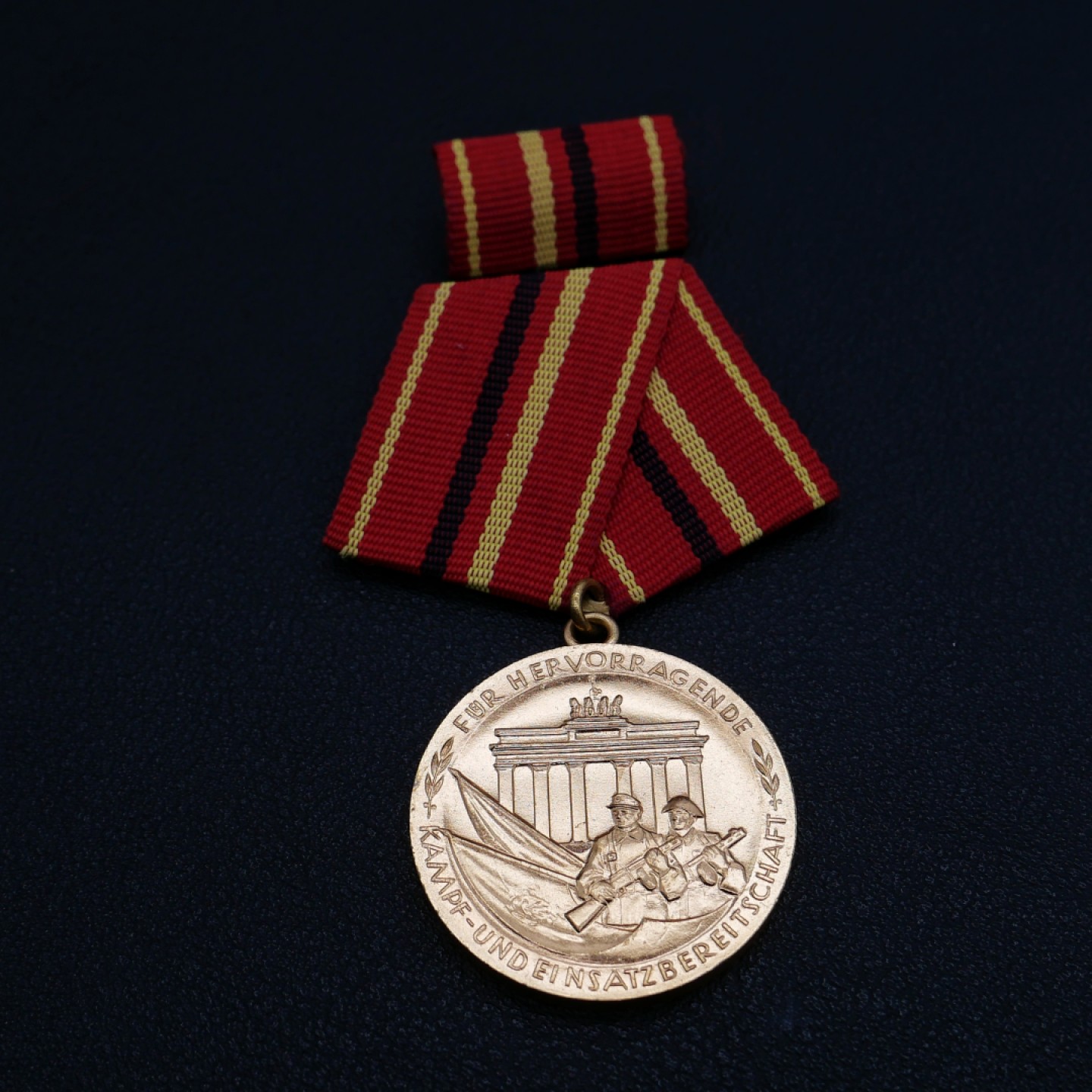 勋章奖章交易所9月3日群拍 东德金级工战队功绩奖章