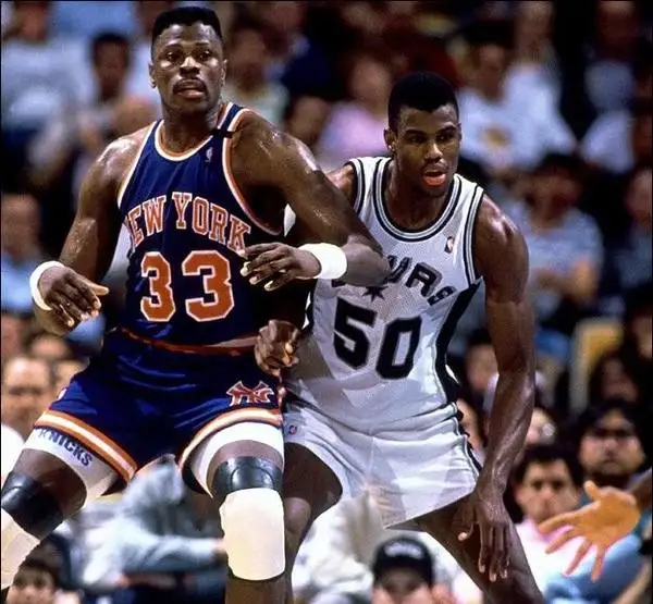 零元拍：赤木原型，NBA75大“大猩猩”帕特里克 尤因亲笔签字球衣 已做精美裱框 