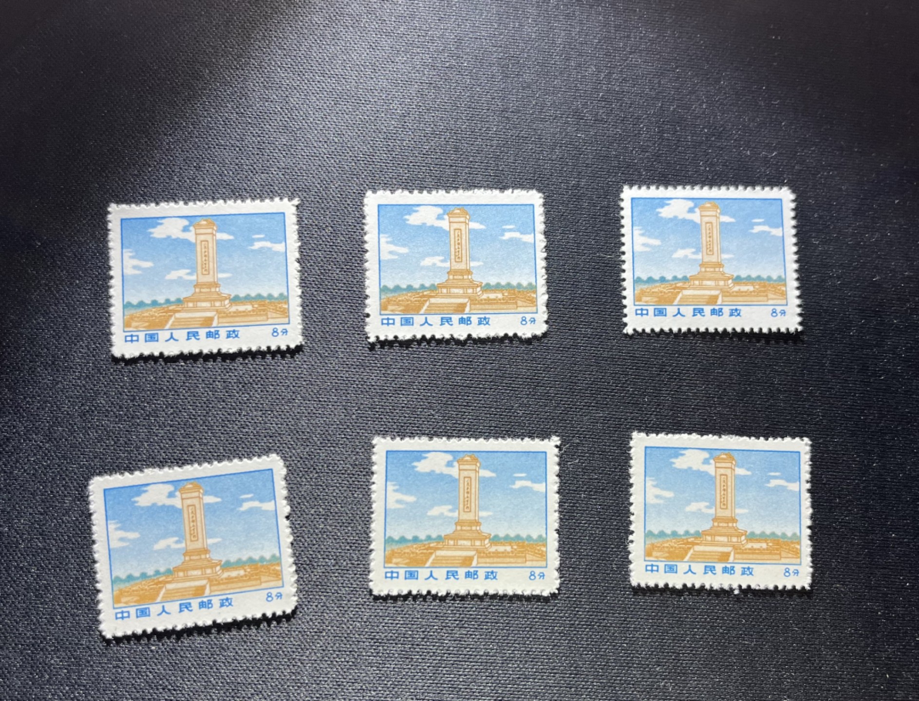 洪涛臻品 精品邮票限时拍卖第十五期 普无号  8分纪念碑新 6枚一组，版撕嘎嘎绝，文革期间发行的唯一一套普票，特点非常鲜明，经典题材非常漂亮，集邮册中不可缺少的一组，文革票人气足，潜力大，目前处于价值洼地，版撕全品可直接评级，版撕小票价格便宜，多多益善，注意捡漏