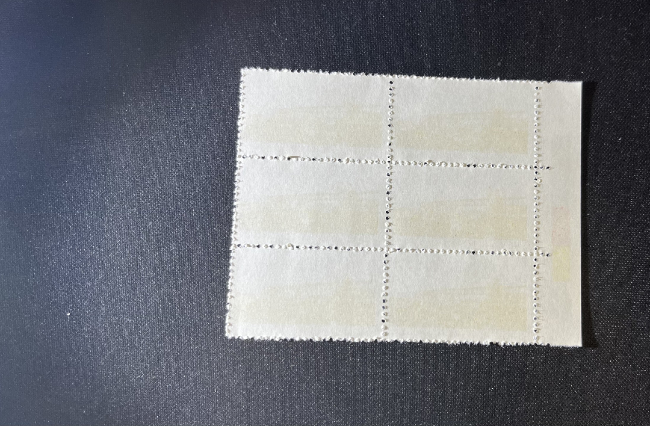 洪涛臻品 精品邮票限时拍卖第十五期 文14长江大桥 4分新，四色标，左边纸6方连一组，色标发行量只有6.2万，三俗稀缺，一版有4个厂名，但只有一个色标。绝对稀缺，真正的版撕品相，珍藏多年的一手版货撕的，品相任何挑剔的老板包满意，光线效果不好，票无任何发黄，干净漂亮，全品可评级，注意捡漏