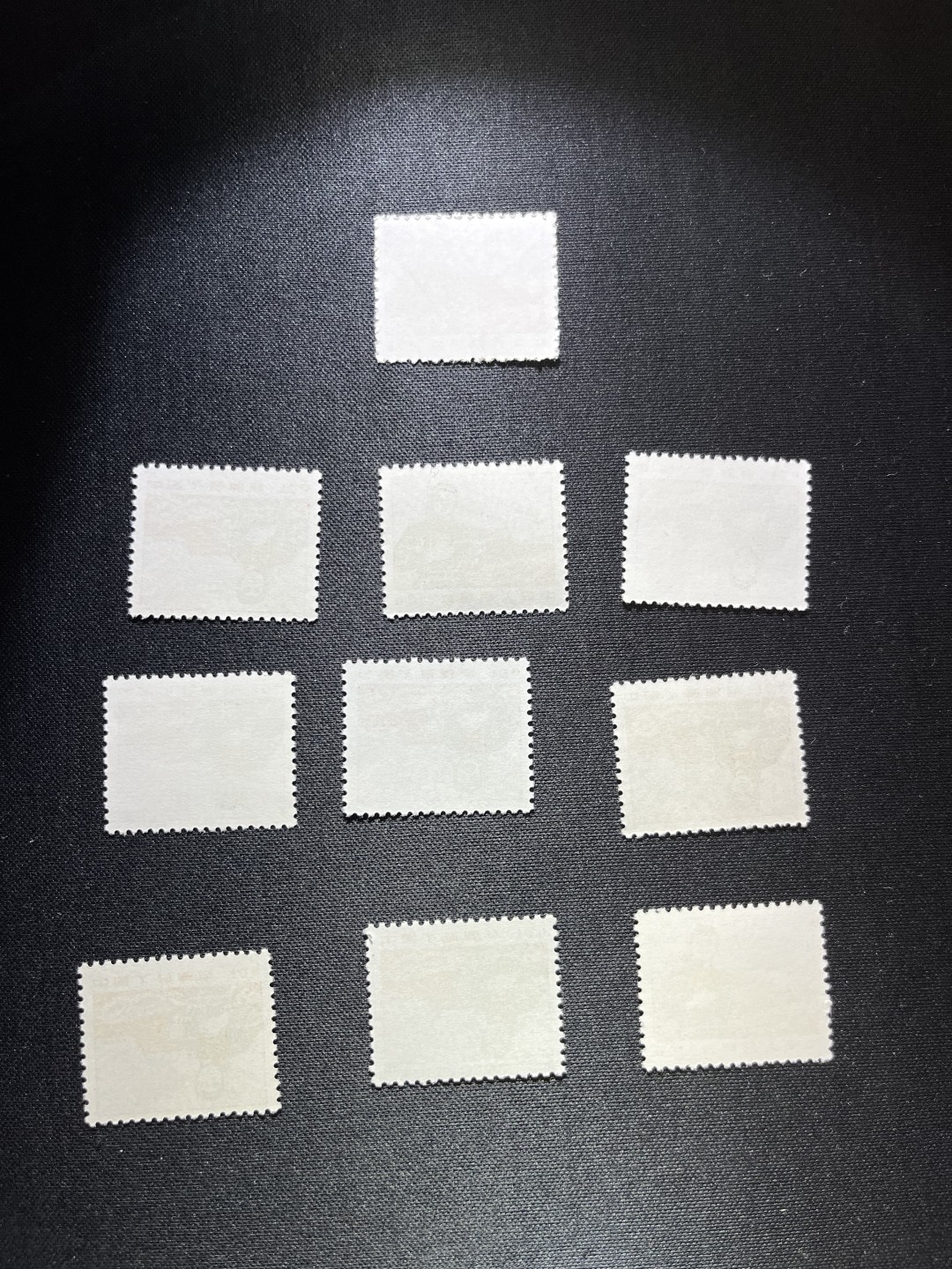 洪涛臻品 精选邮票限时拍卖第十六期 普无号  10分解放军新 10枚一组，版撕嘎嘎绝，文革期间发行的唯一一套普票，特点非常鲜明，光芒四射非常漂亮，集邮册中不可缺少的一组，文革票人气足，潜力大，目前处于价值洼地，版撕全品可直接评级，版撕小票价格便宜，多多益善，注意捡漏