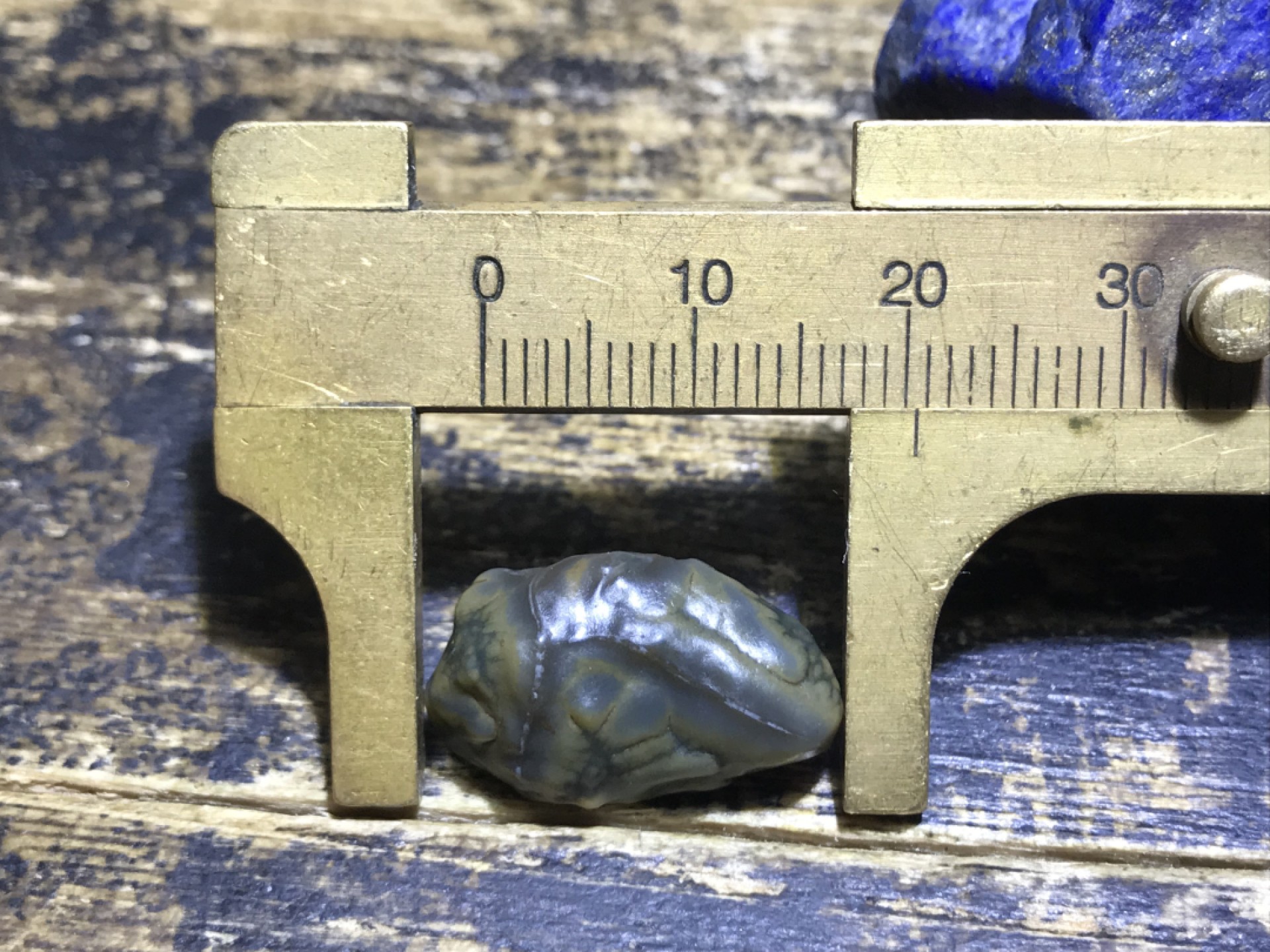 精美戈壁高玉化绿草花筋脉石原石一颗，