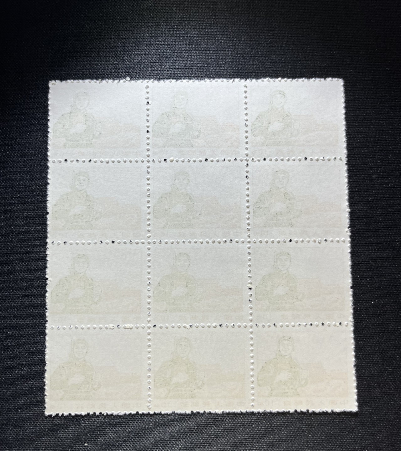 洪涛臻品 精选邮票限时拍卖第十六期 普无号  10分解放军新  3*4共12方连一组，12方大小合适，非常漂亮，版撕嘎嘎绝，三俗稀缺，文革期间发行的唯一一套普票，特点非常鲜明，光芒四射，集邮册中不可缺少的一组，文革票人气足，潜力大，目前处于价值洼地，版撕精品小票多多益善，全品可评级，所有拍品包过灯，注意捡漏