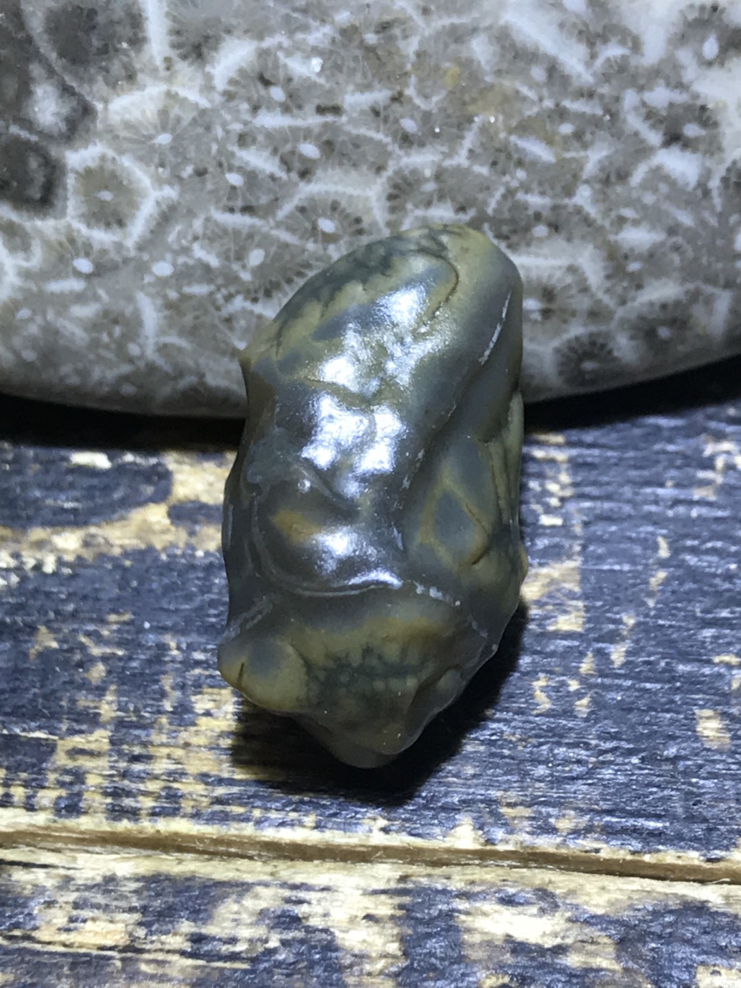 精美戈壁高玉化绿草花筋脉石原石一颗，
