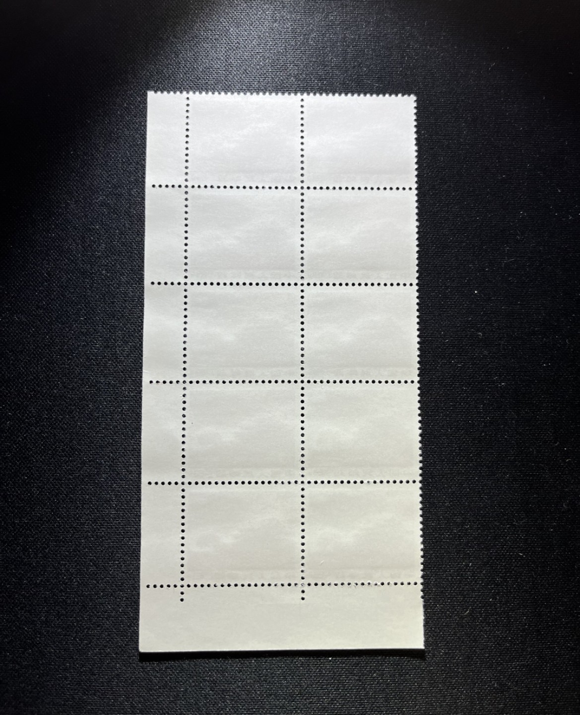 洪涛臻品 精选邮票限时拍卖第十六期 普无号  8分天安门红太阳，右下直角边，色线10方连一组，收藏级品相，三俗稀缺，版撕嘎嘎绝，红色图案非常漂亮，正红背白，集邮册中必不可少的一组，版撕精品小票，多多益善，价值洼地，全品可评级，所有拍品包过灯，注意捡漏
