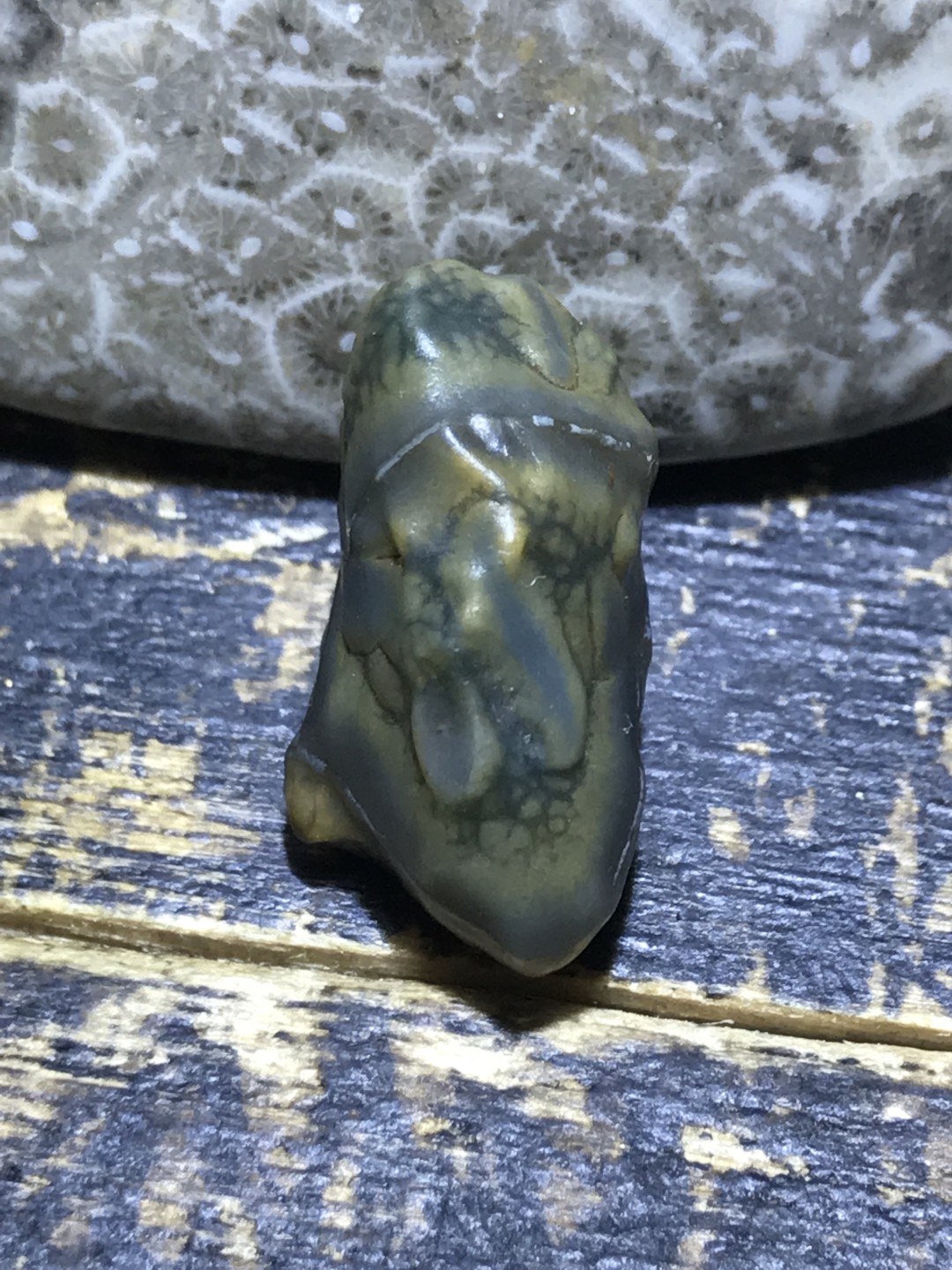 精美戈壁高玉化绿草花筋脉石原石一颗，
