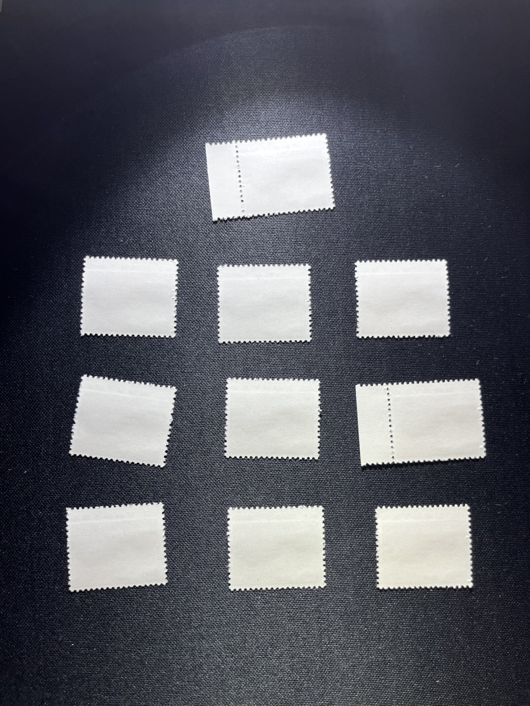 洪涛臻品 精选邮票限时拍卖第十六期 普无号  8分天安门红太阳新 10枚一组，版撕嘎嘎绝，文革期间发行的唯一一套普票，特点非常鲜明，红色票面非常漂亮，集邮册中不可缺少的一组，文革票人气足，潜力大，目前处于价值洼地，版撕全品可直接评级，版撕小票价格便宜，多多益善，注意捡漏