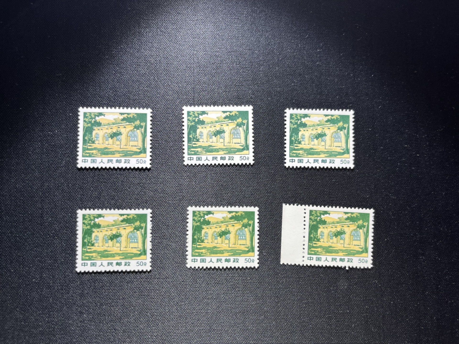 洪涛臻品 精选邮票限时拍卖第十六期 普无号  50分枣园新 6枚一组，版撕嘎嘎绝，文革期间发行的唯一一套普票，特点非常鲜明，翠绿色票面非常漂亮，集邮册中不可缺少的一组，文革票人气足，潜力大，目前处于价值洼地，版撕全品可直接评级，版撕小票价格便宜，多多益善，注意捡漏