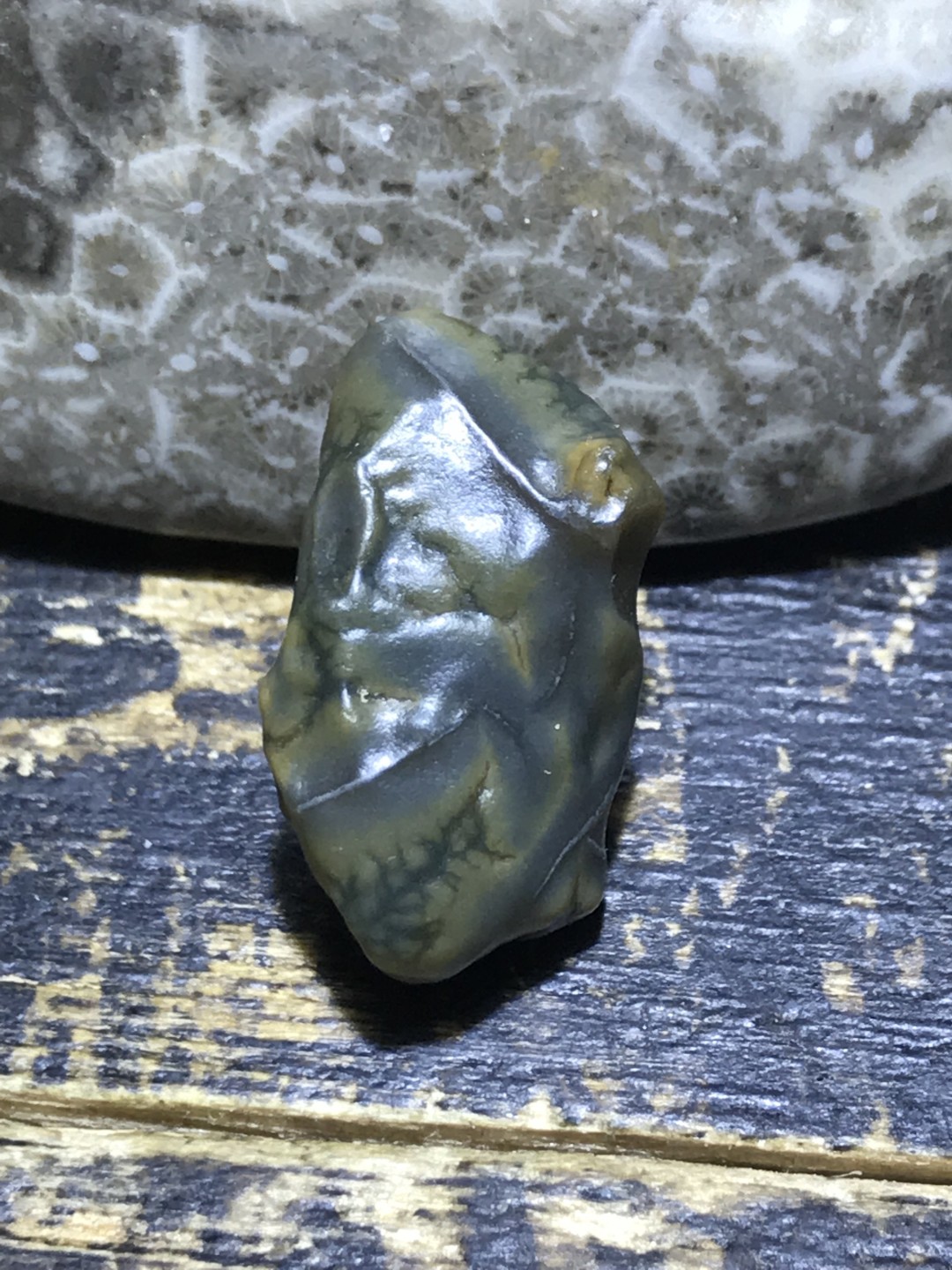 精美戈壁高玉化绿草花筋脉石原石一颗，