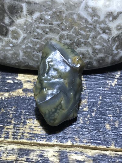 精美戈壁高玉化绿草花筋脉石原石一颗， - 精美戈壁高玉化绿草花筋脉石原石一颗，