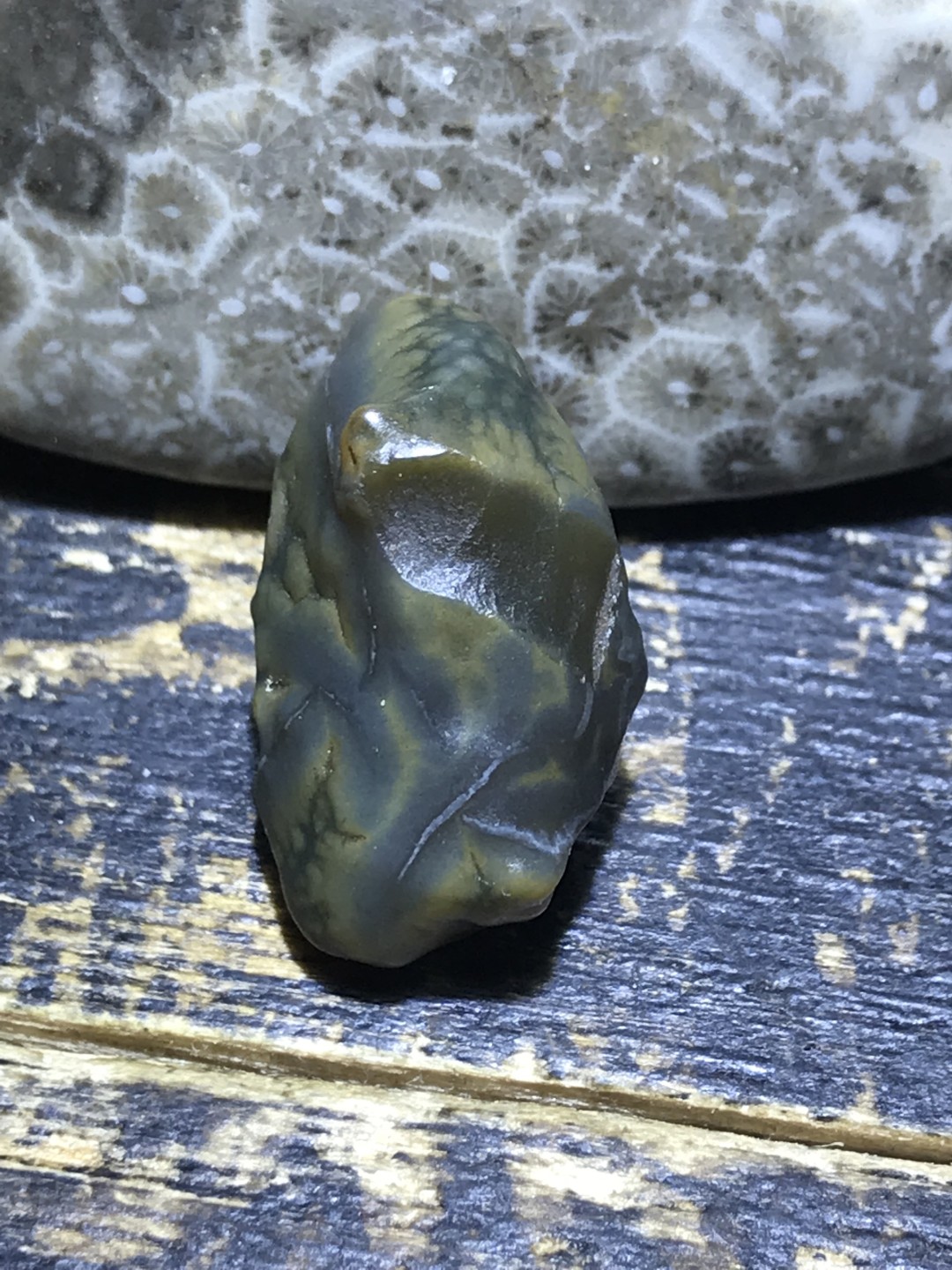 精美戈壁高玉化绿草花筋脉石原石一颗，