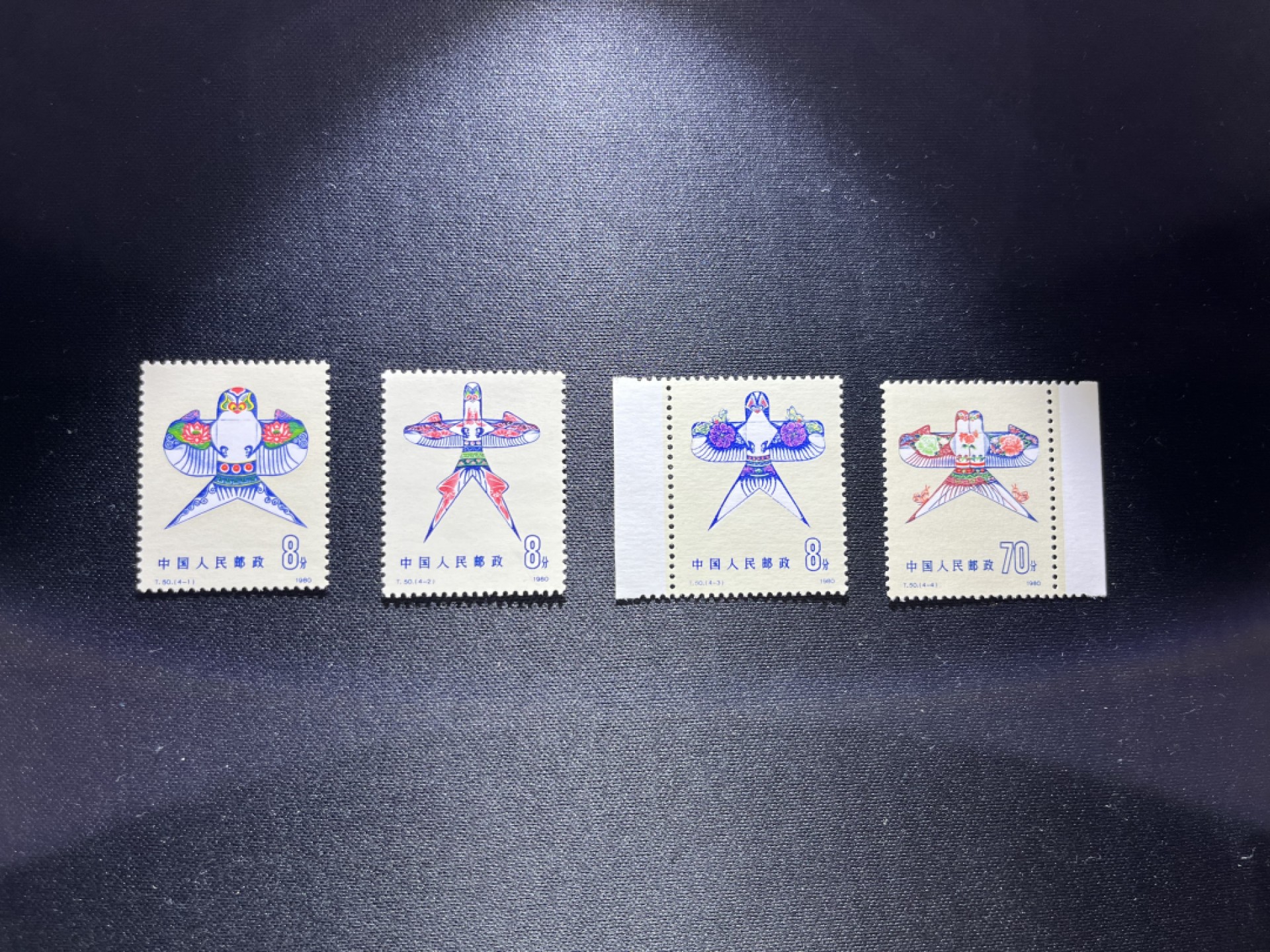 洪涛臻品 精选邮票限时拍卖第十六期 T50风筝一套，边纸，版撕品质嘎嘎绝，拍照光线不理想，背面雪白，热门小票真正的版撕票不容易碰到，所有拍品包过灯，注意捡漏