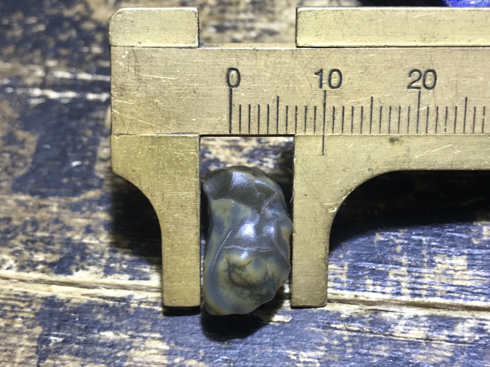精美戈壁高玉化绿草花筋脉石原石一颗，