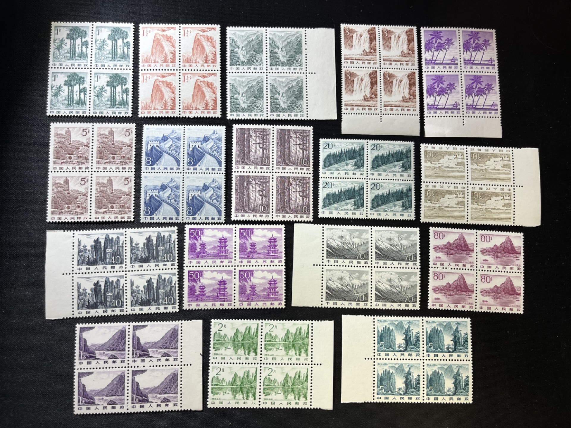 洪涛臻品  精选邮票限时拍卖第十七期 普21祖国风光新全 4方连一组，部分全品，部分小软折，会处理的分分钟搞定，注意捡漏。版撕小票，人气大套票，非常漂亮，要下手的老板把握机会，光线效果不理想，无任何脏黄，所有拍品包过灯