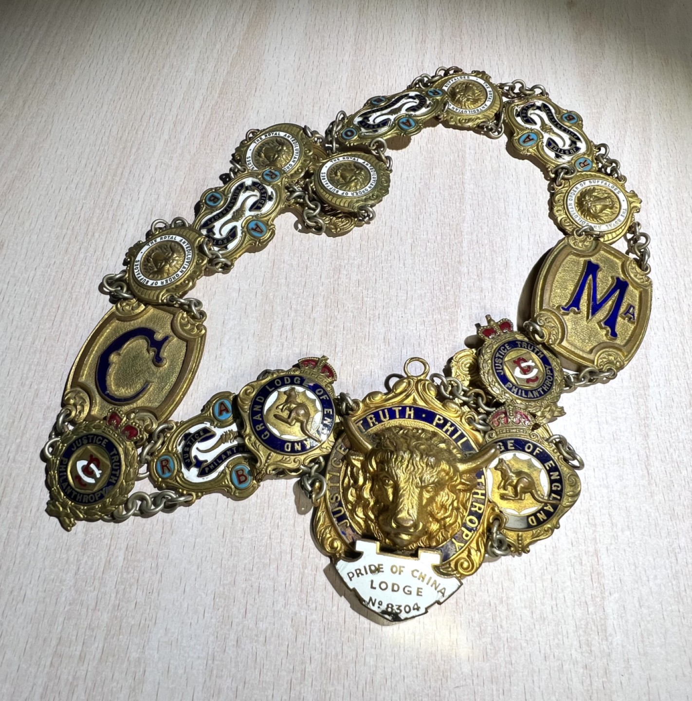 大猫徽章拍卖第201期 共济会大师链，铜鎏金珐琅。联合会议时颁发，Pride of China lodge No.8304是中国分会的代号，铭文说明腰带的前主人是中国的代表