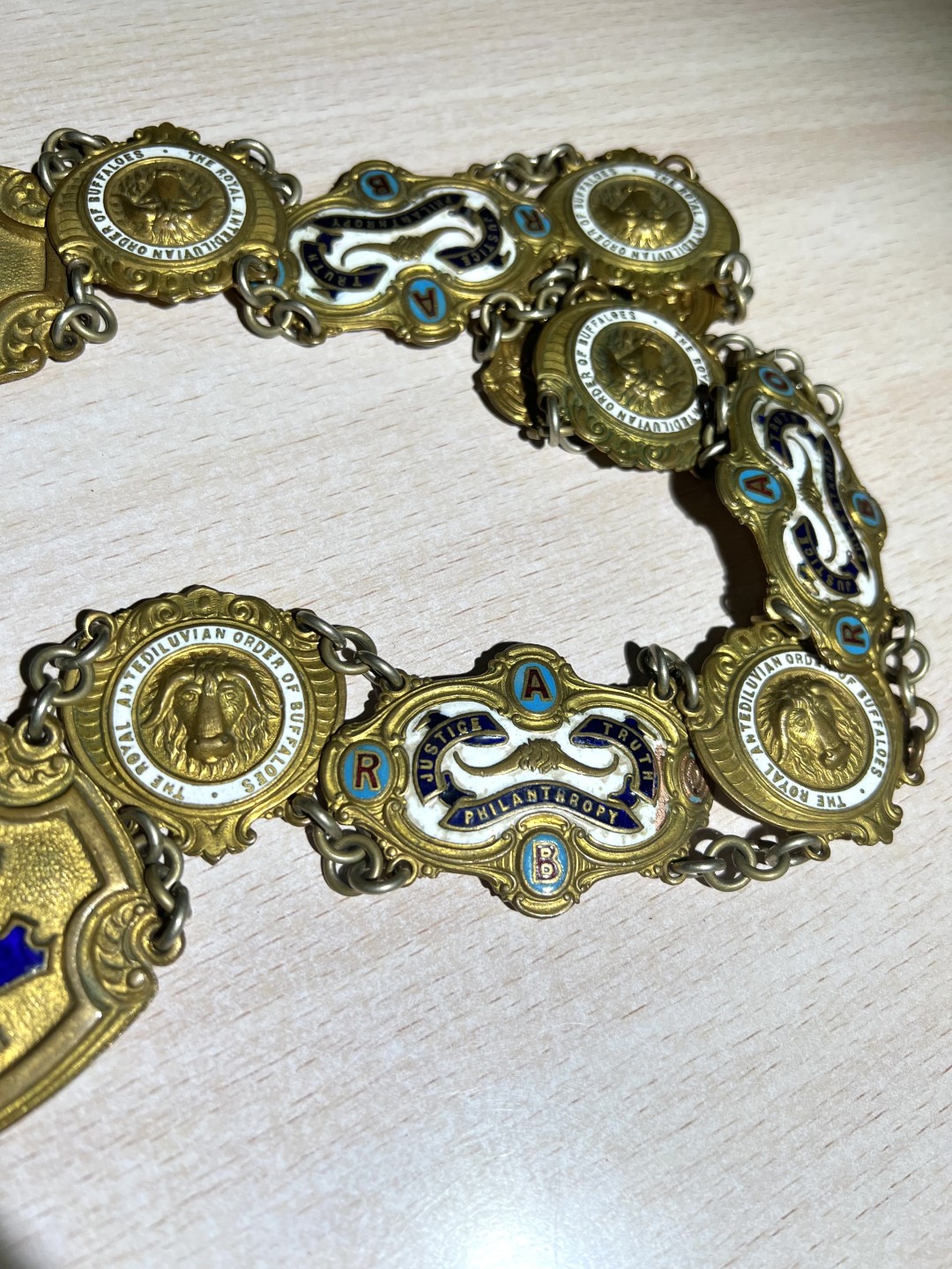 大猫徽章拍卖第201期 共济会大师链，铜鎏金珐琅。联合会议时颁发，Pride of China lodge No.8304是中国分会的代号，铭文说明腰带的前主人是中国的代表