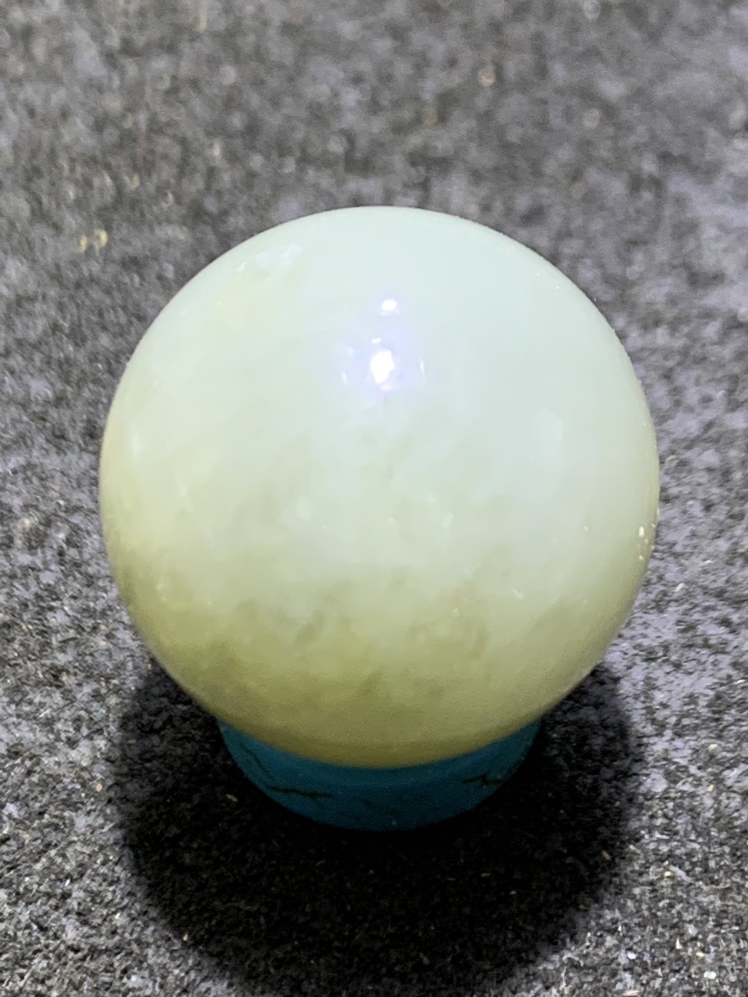 天然青海料和田玉圆珠一颗，
