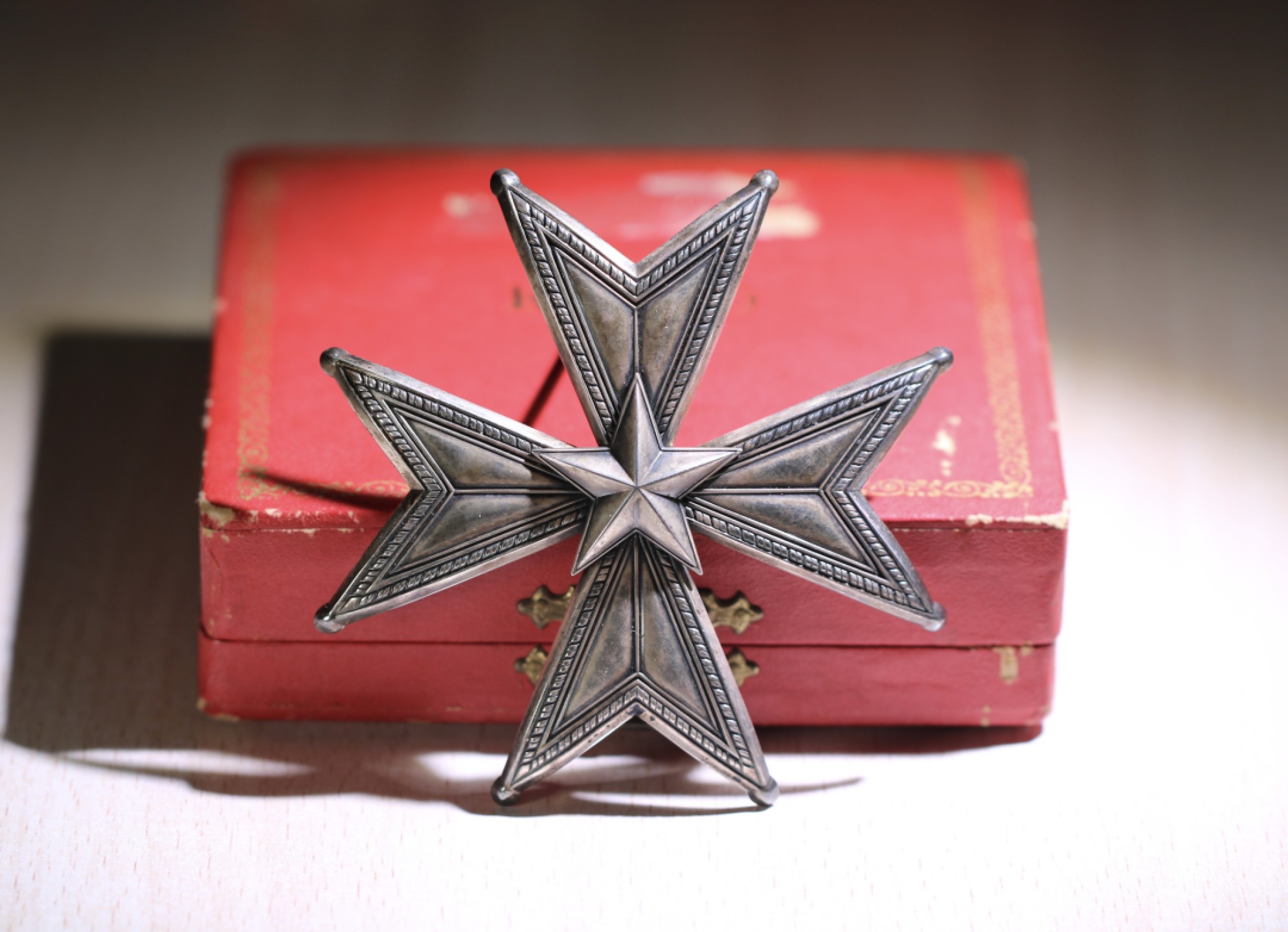 大猫徽章拍卖第201期 瑞典大军官级北极星勋章。银质原盒  瑞典国王弗雷德里克一世于1748年设立