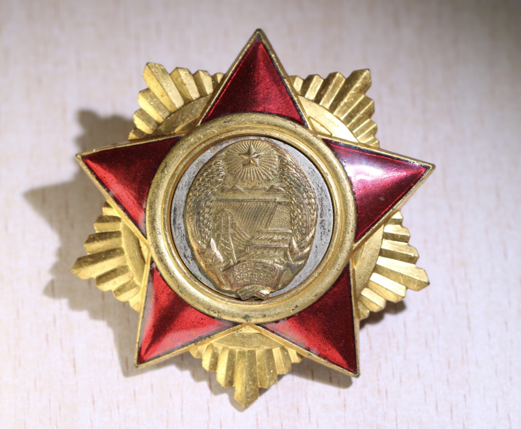 大猫徽章拍卖第201期 朝鲜🇰🇵人民军创建勋章 好品 杆有小截